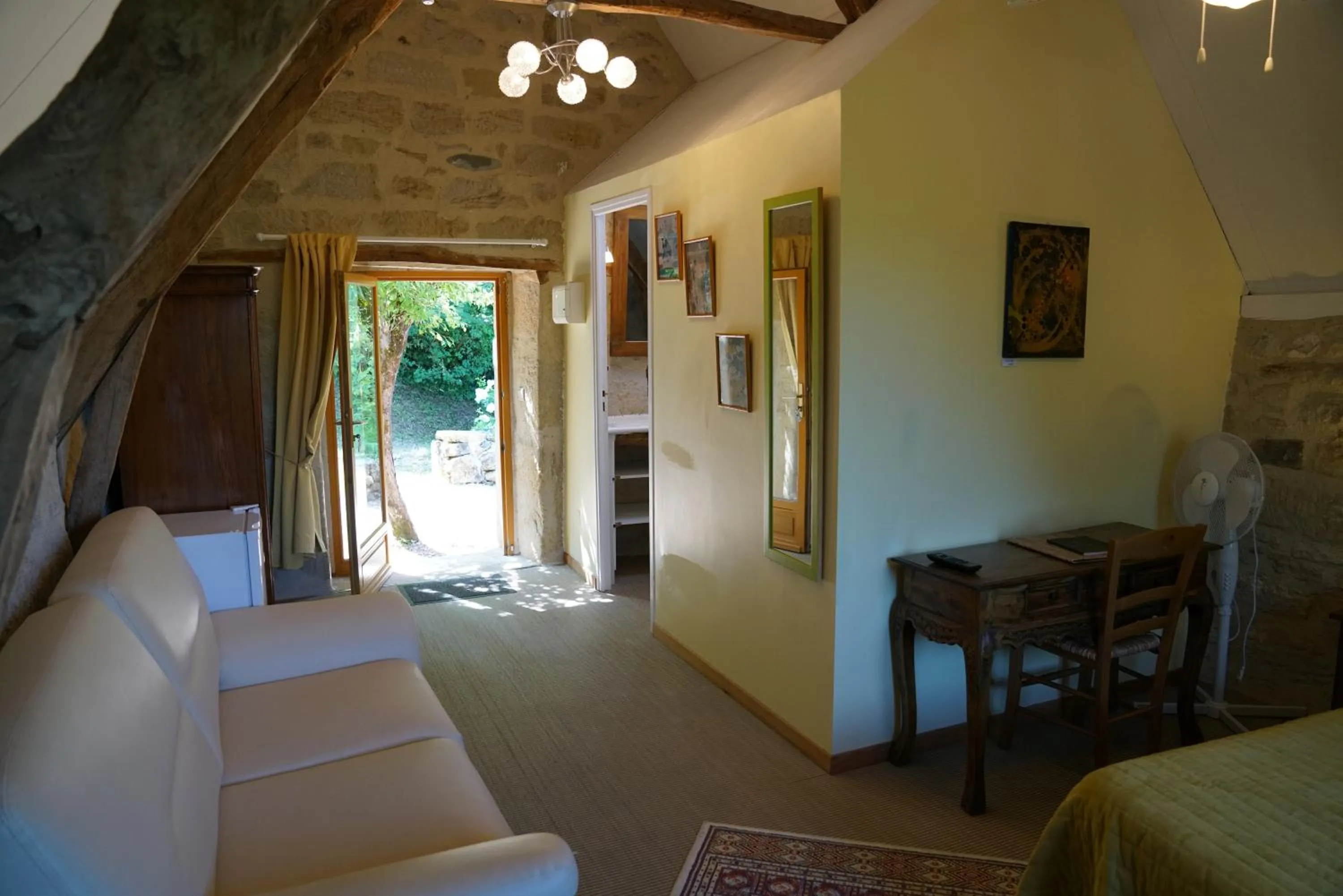 Bathroom, Bed in Hôtel Restaurant Le Mûrier de Viels - Grand Figeac