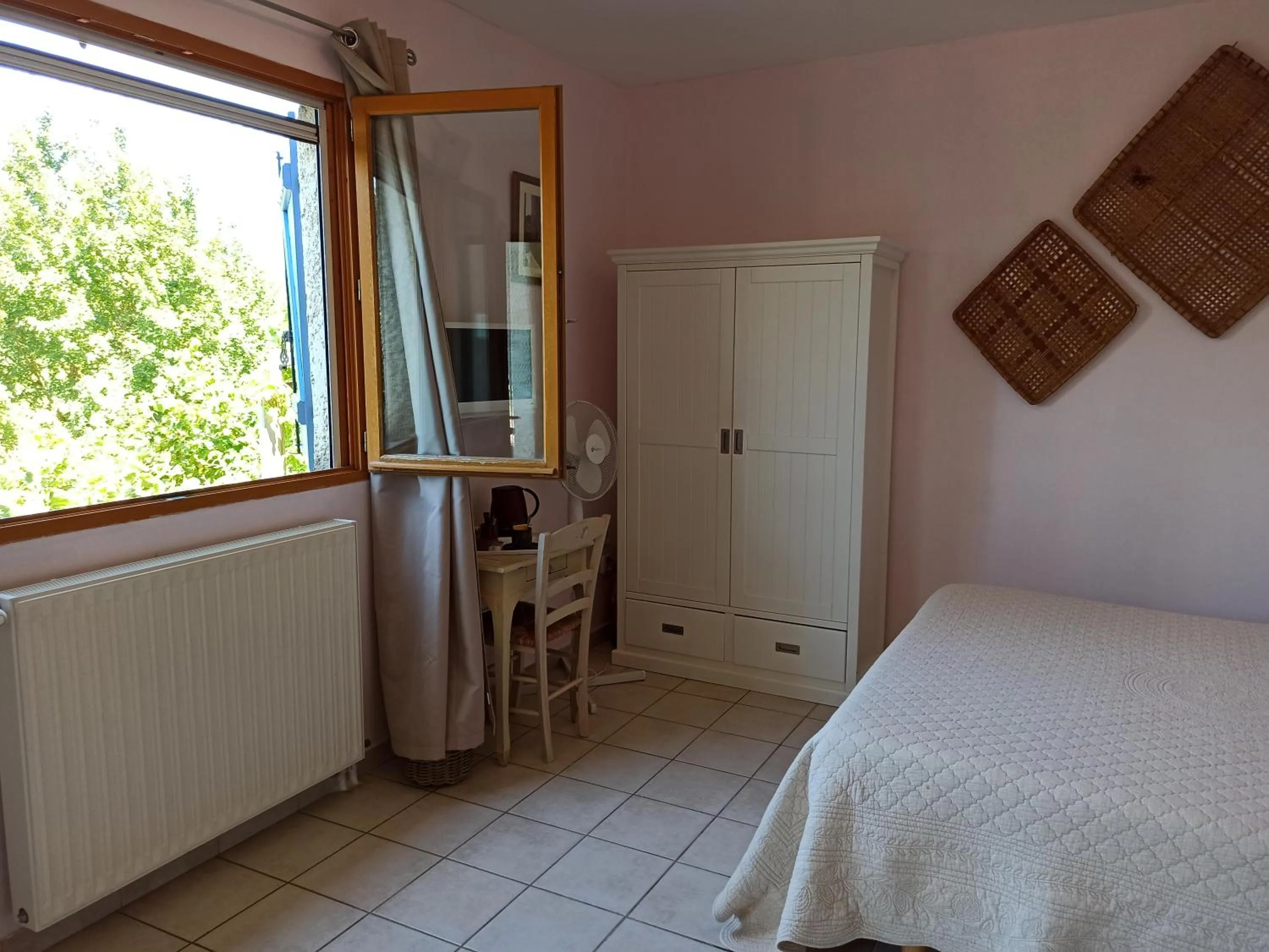 View (from property/room), Bed in Hôtel Restaurant Le Mûrier de Viels - Grand Figeac