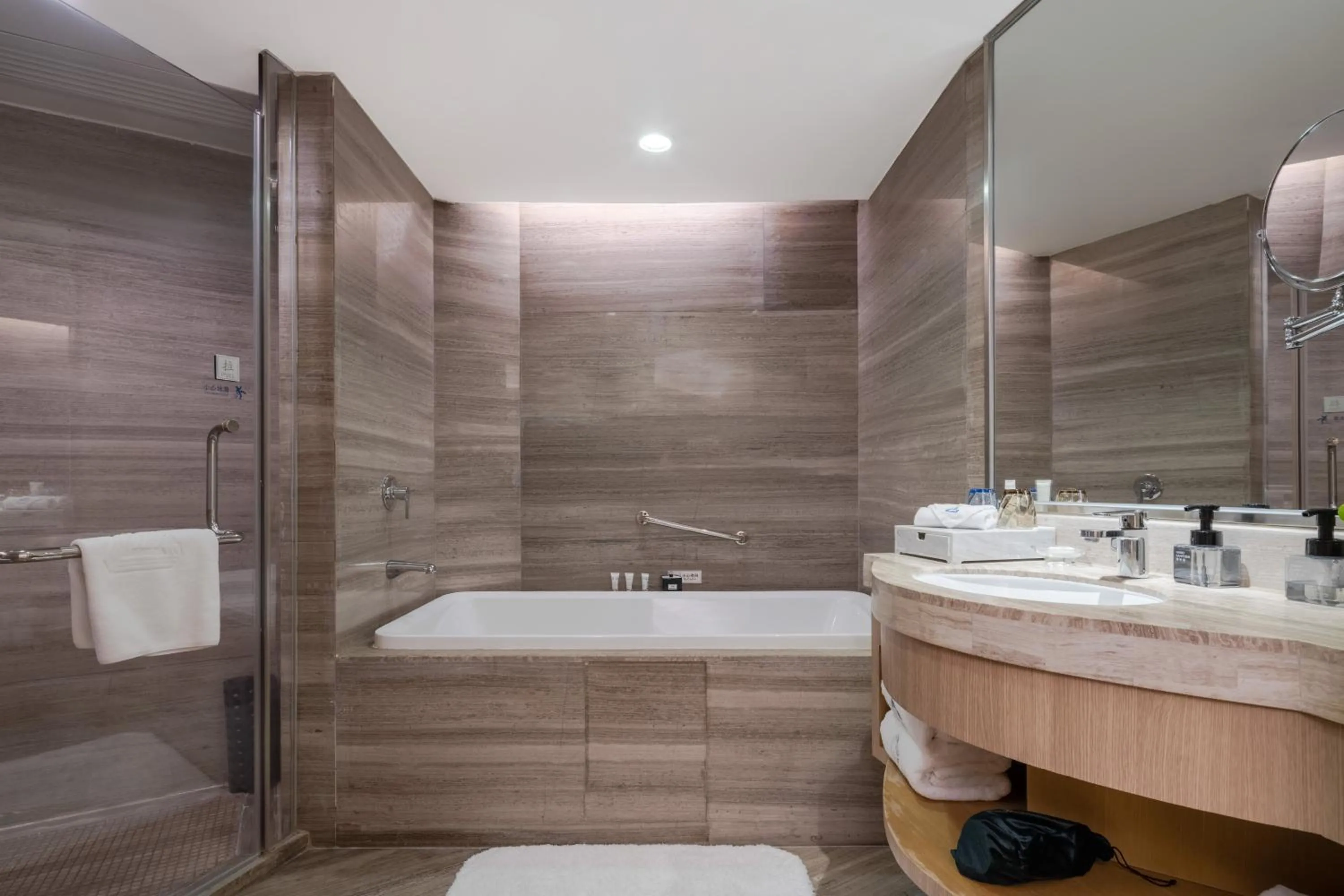 Shower in Grand Skylight Hotel Shenzhen Zhonghang