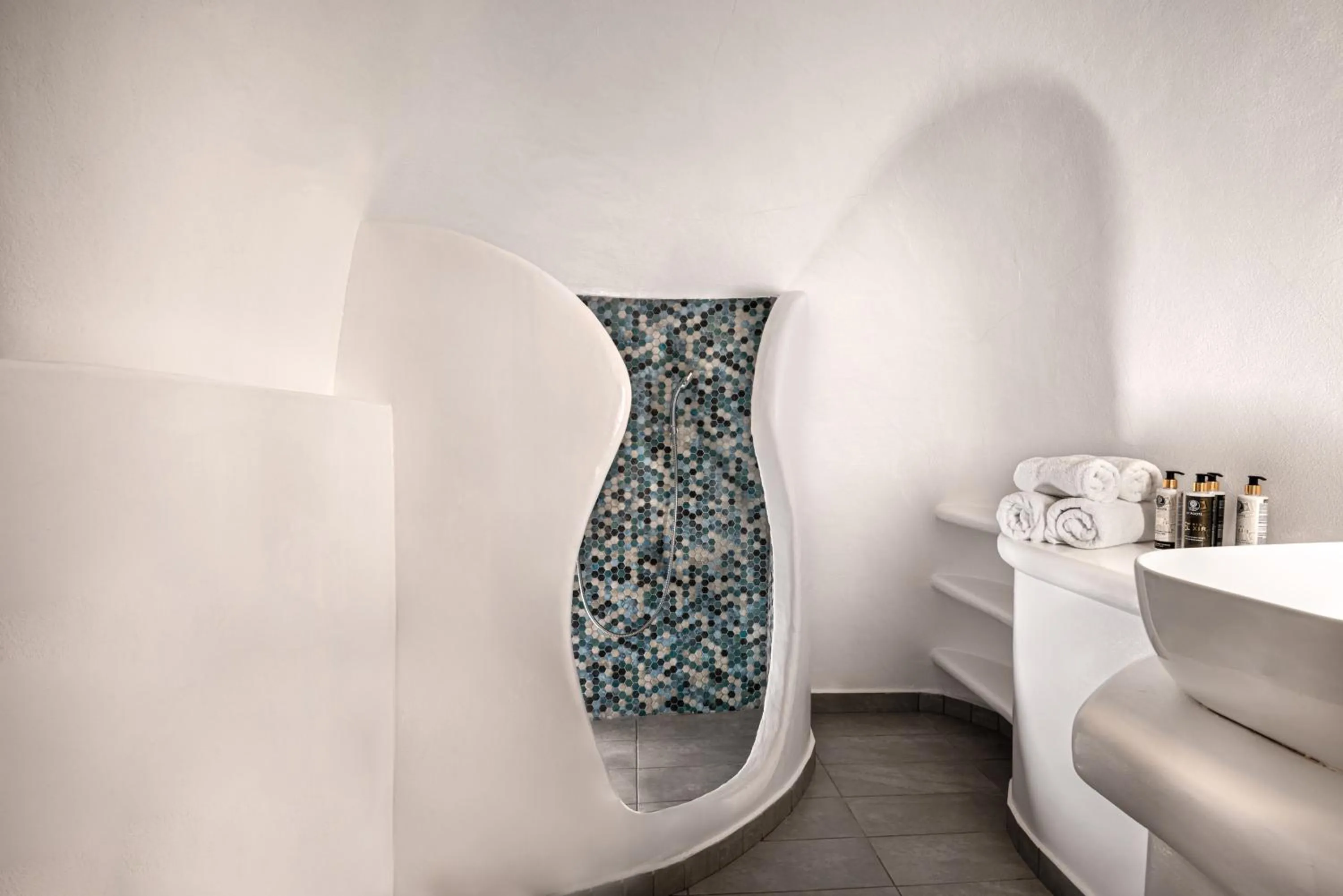 Bathroom, Bed in Caldera Premium Villas
