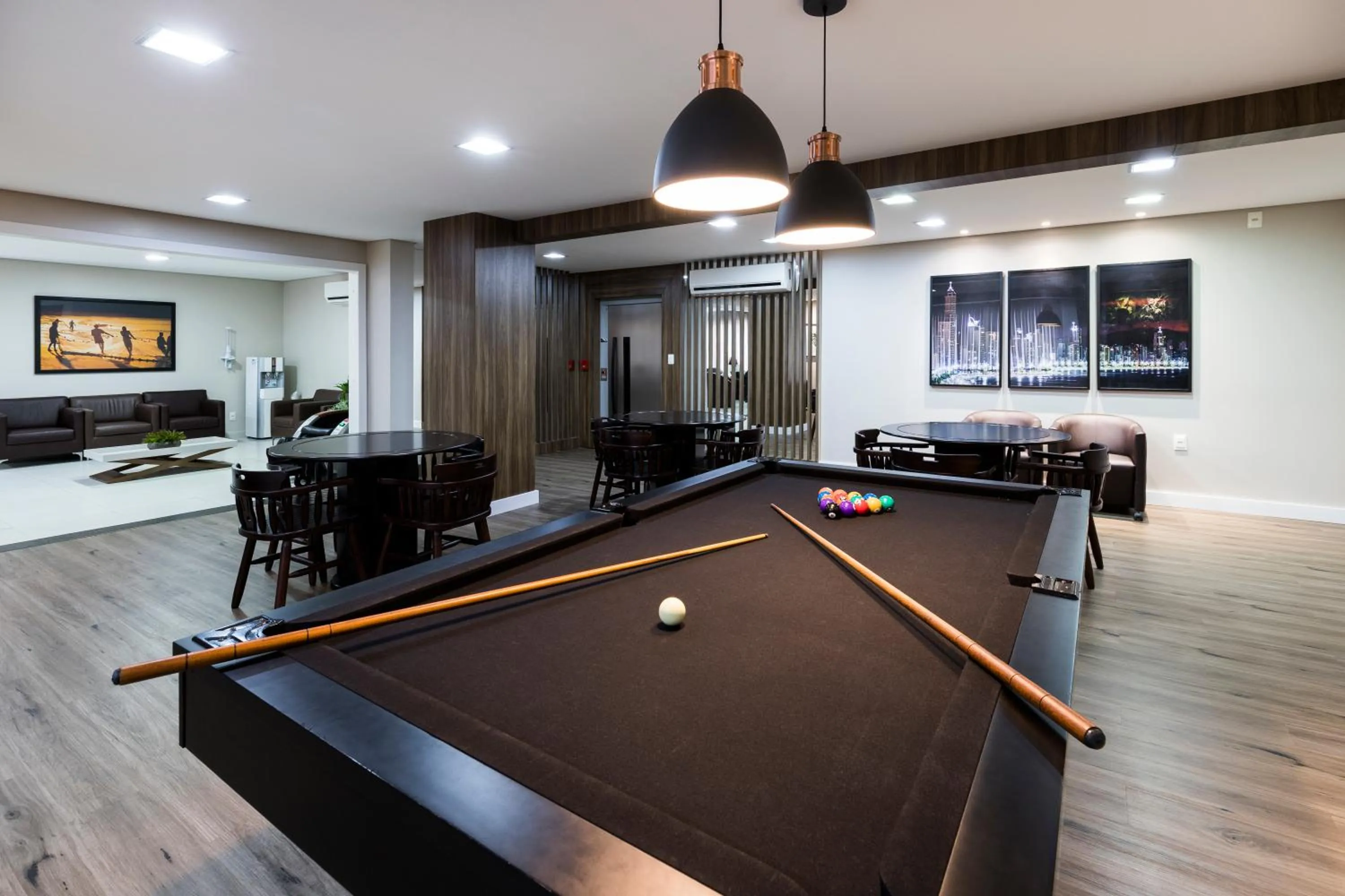 Billiard in Hotel Rosenbrock