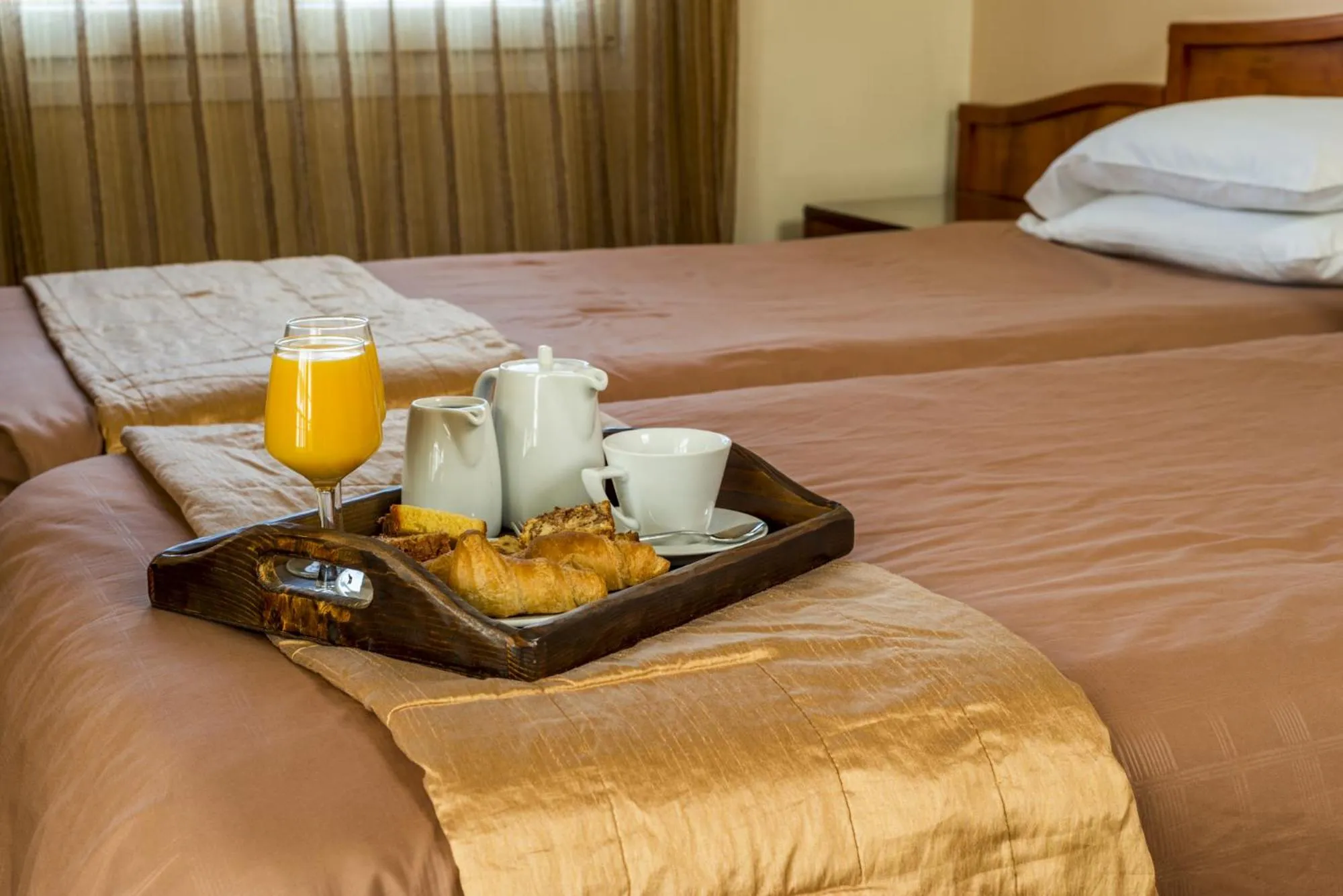 Coffee/tea facilities, Bed in Lakonia Hotel