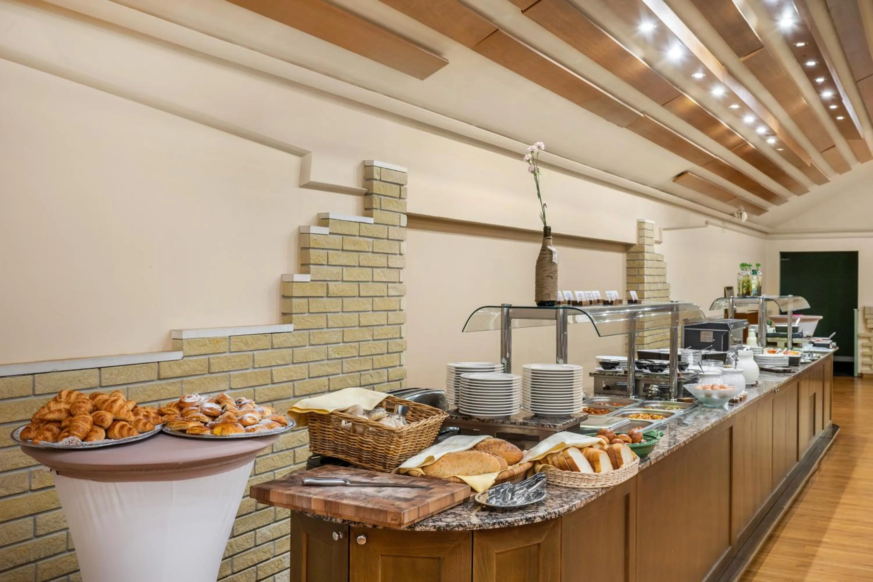 Restaurant/places to eat in Aranyhomok Hotel Business & Relax