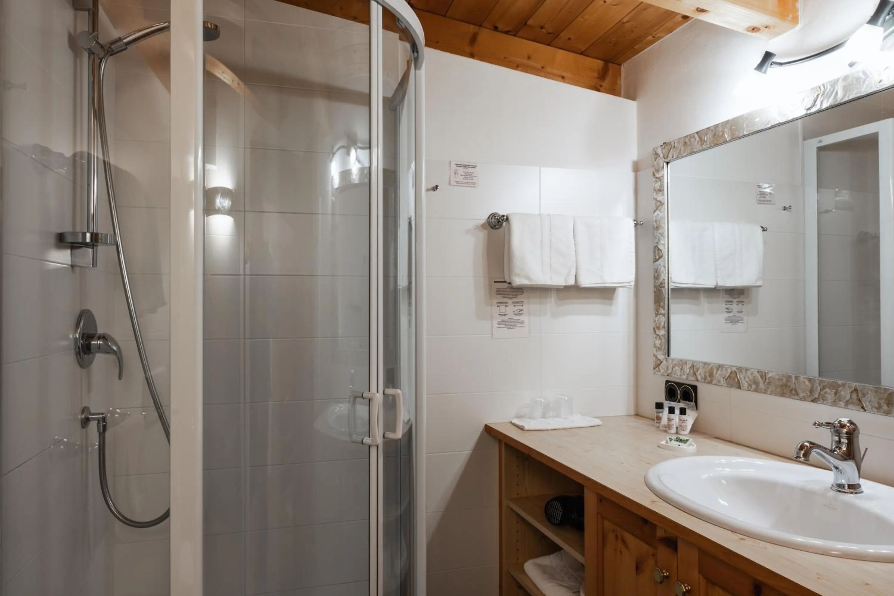 Bathroom in Hotel Asterbel