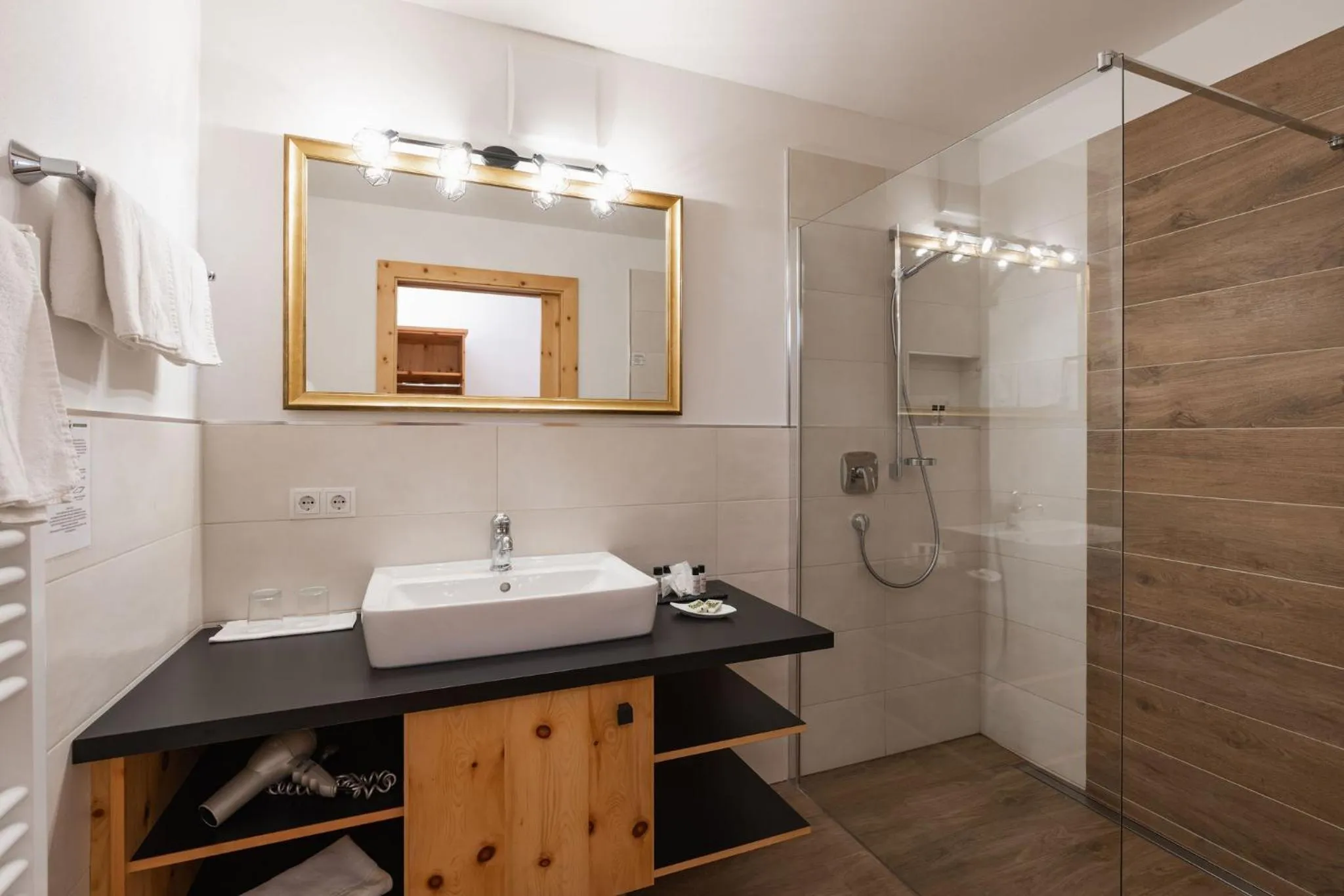 Shower in Hotel Asterbel