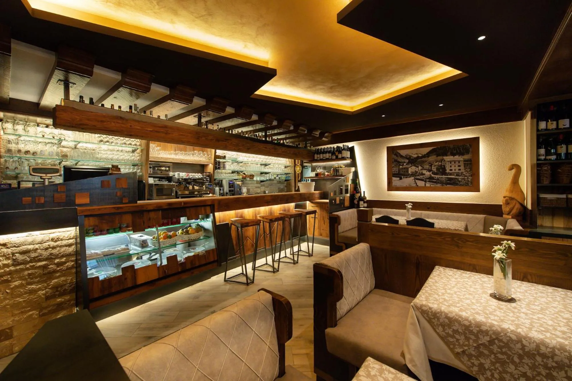 Restaurant/places to eat in Hotel Stella