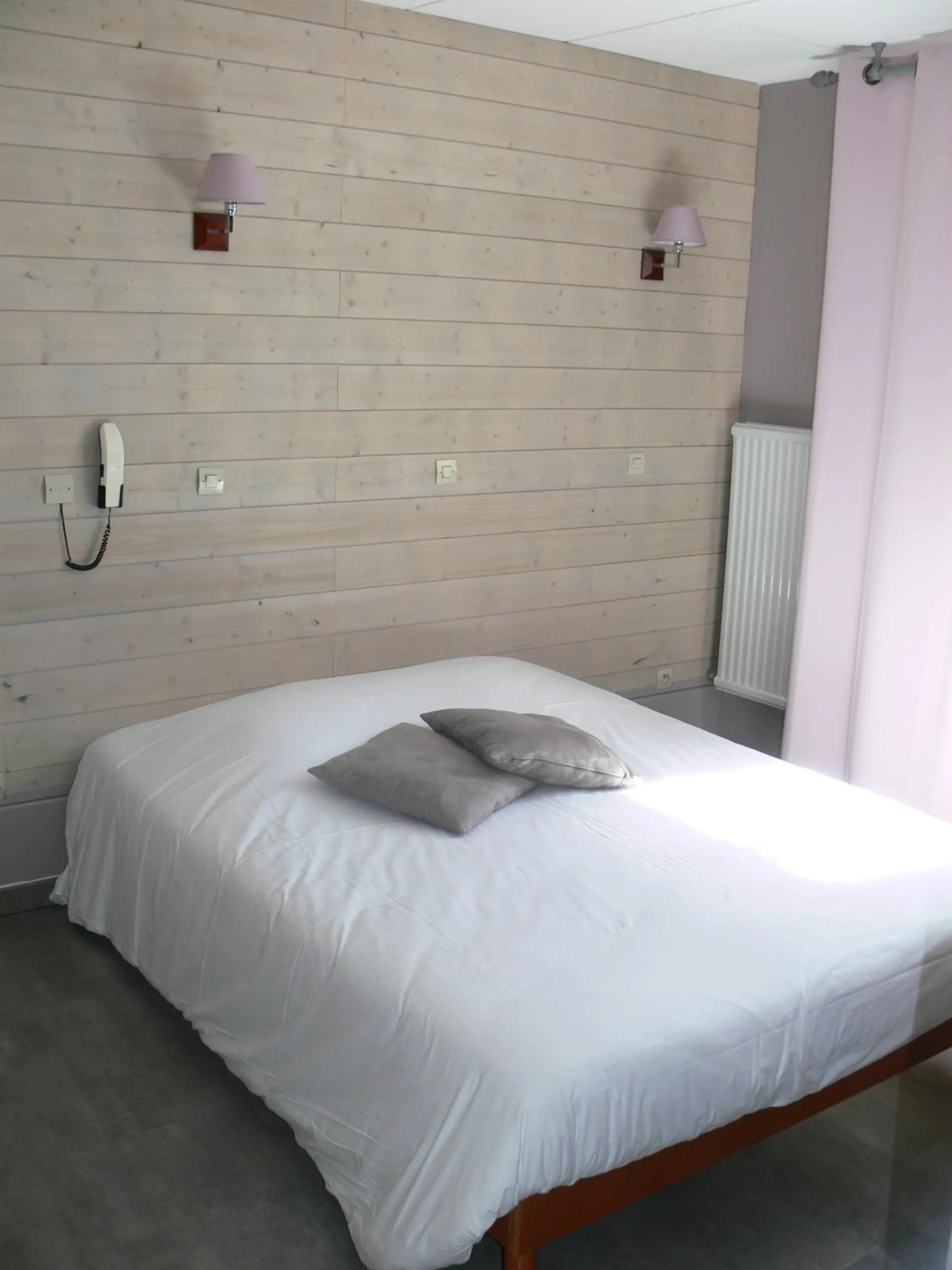 Photo of the whole room, Bed in Chic'o Rail