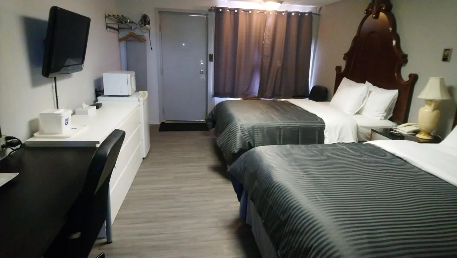 Photo of the whole room, Bed in Port Motel