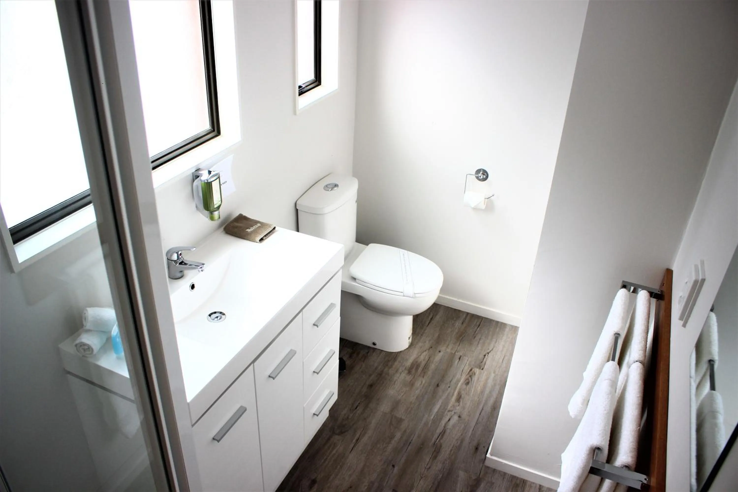 Bathroom in Duvauchelle Seaside Motel