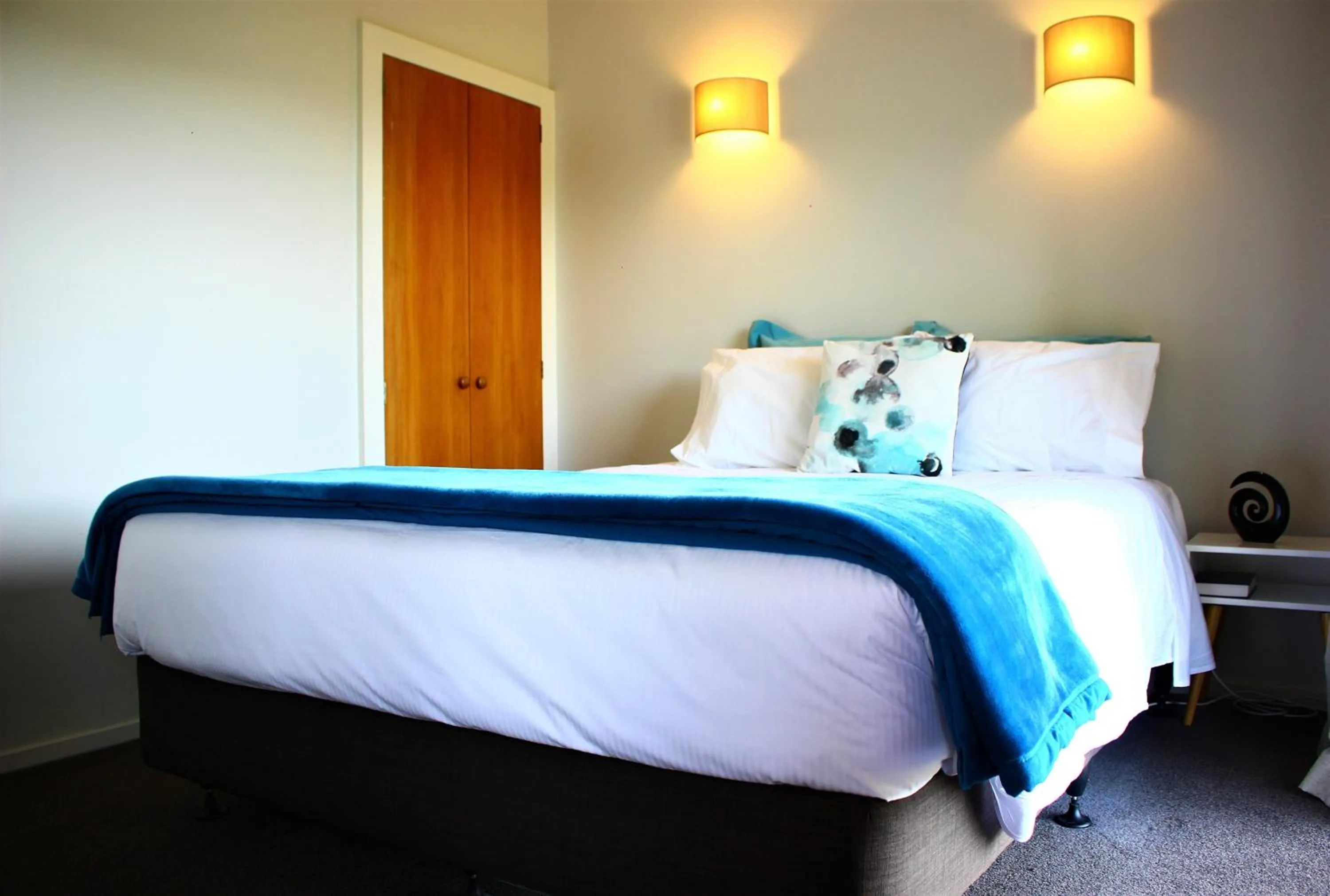 Bed in Duvauchelle Seaside Motel