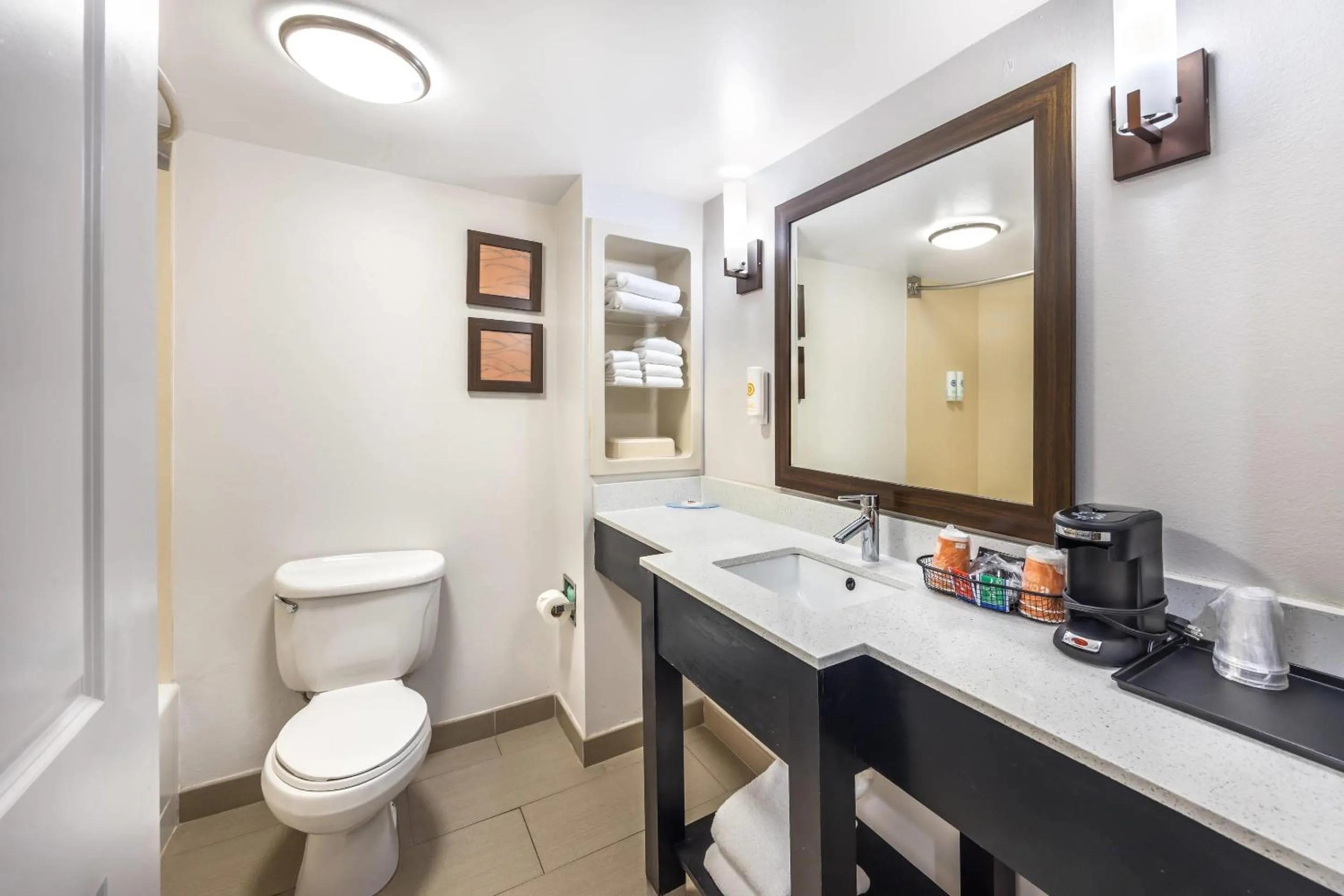 Bedroom in Comfort Inn & Suites Chattanooga West - Lookout Mountain