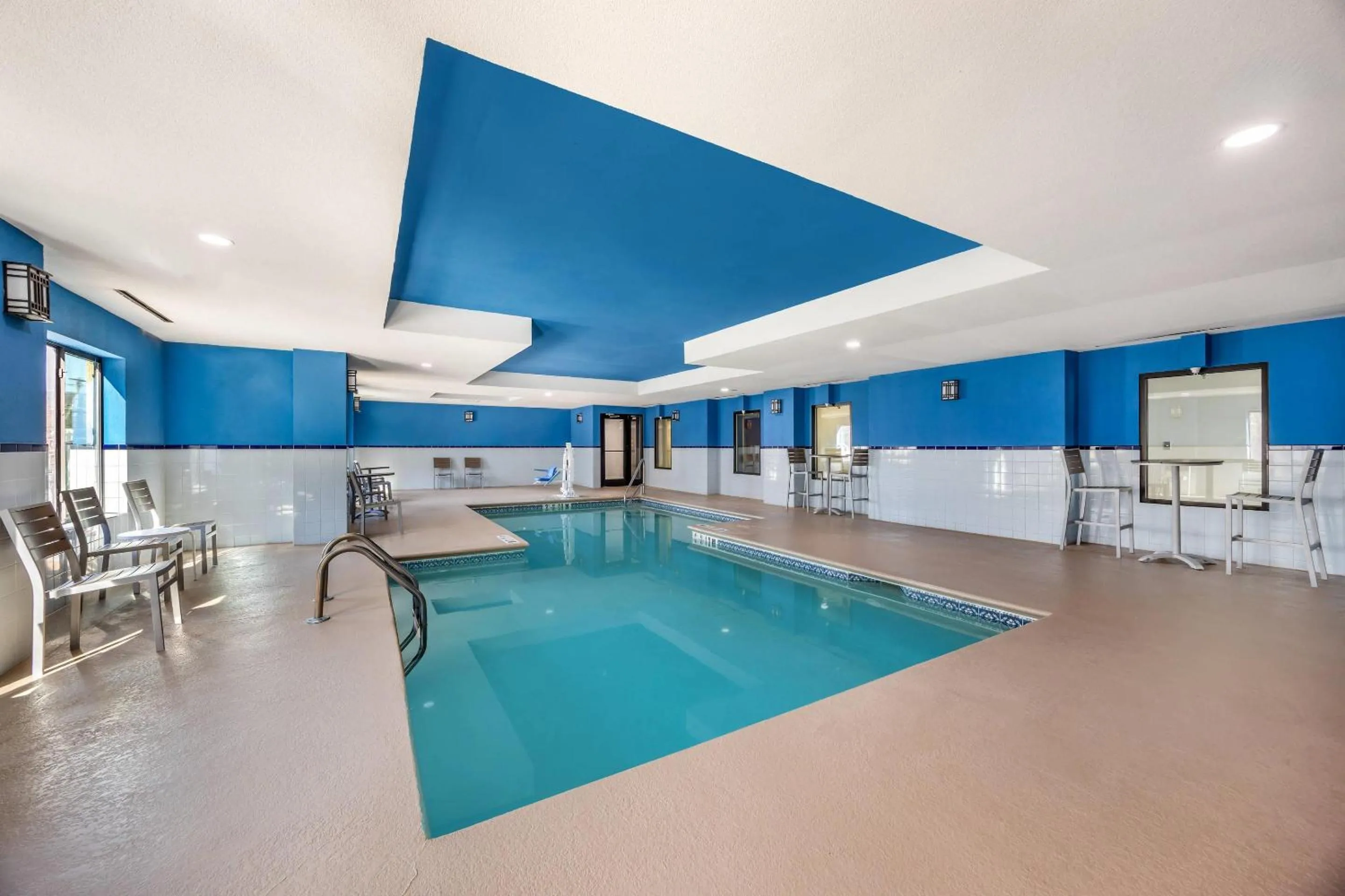 Swimming pool in Comfort Inn & Suites Chattanooga West - Lookout Mountain