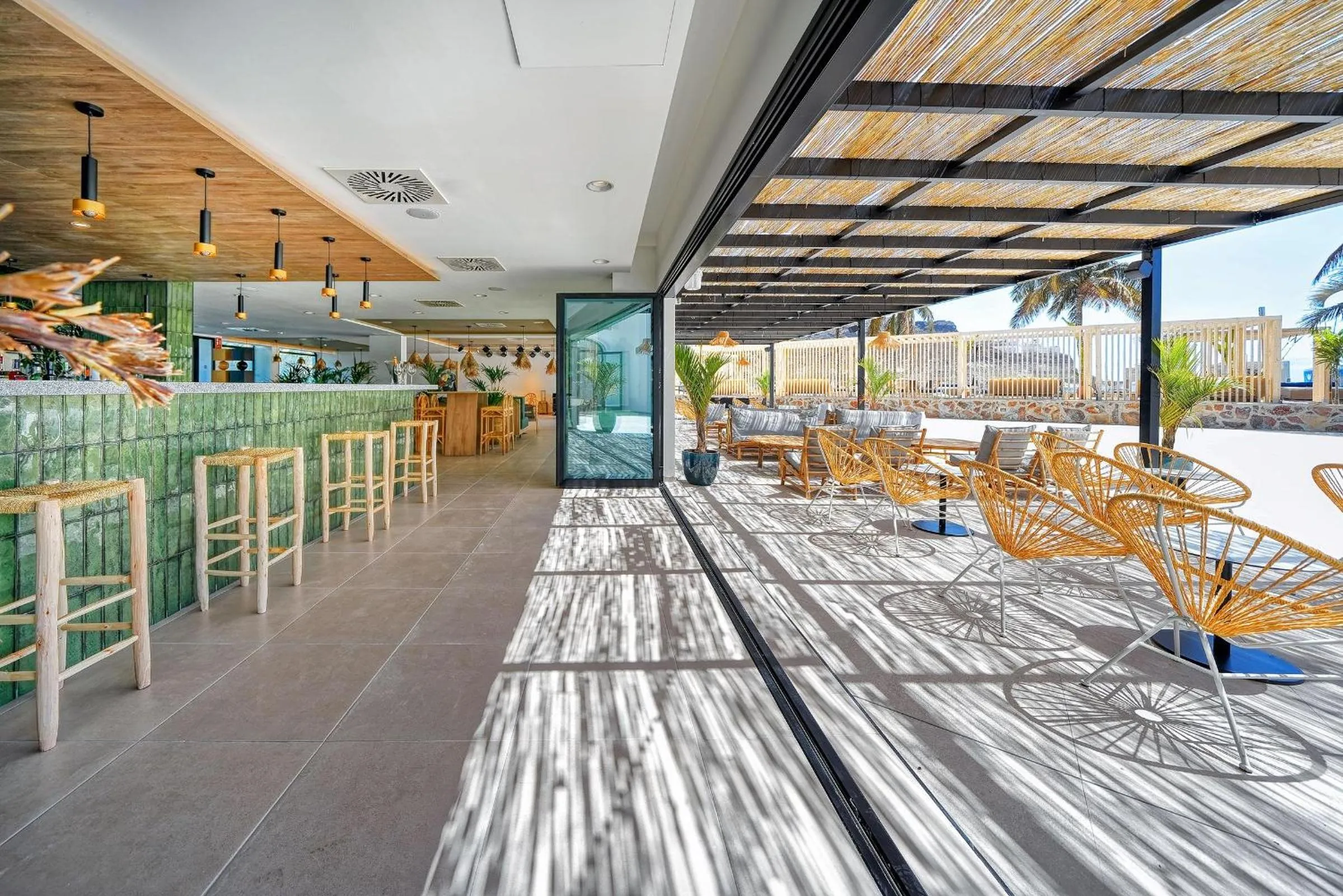 Lounge or bar in H10 Costa Mogán - Adults Only