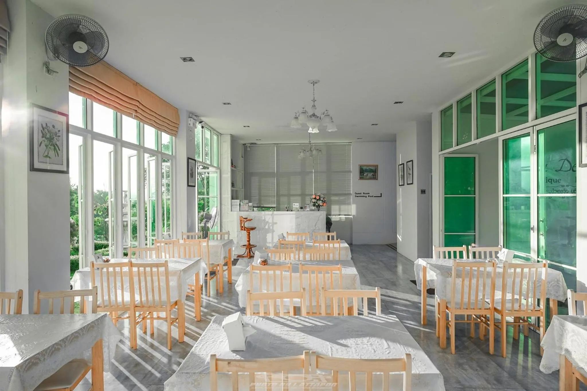 Restaurant/places to eat in Pua De View Boutique Resort