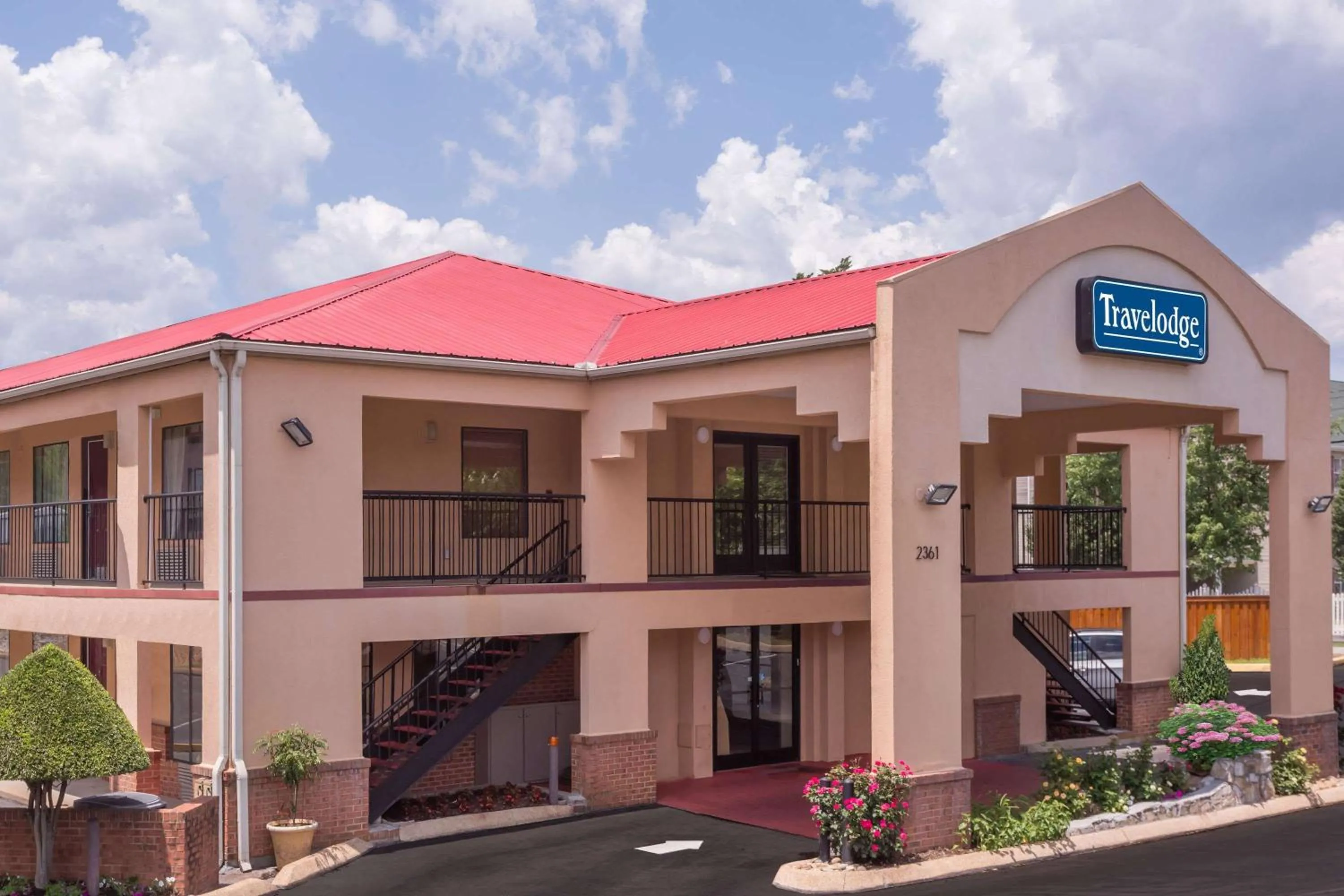 Property building in Regency Inn & Suites-Hamilton Place