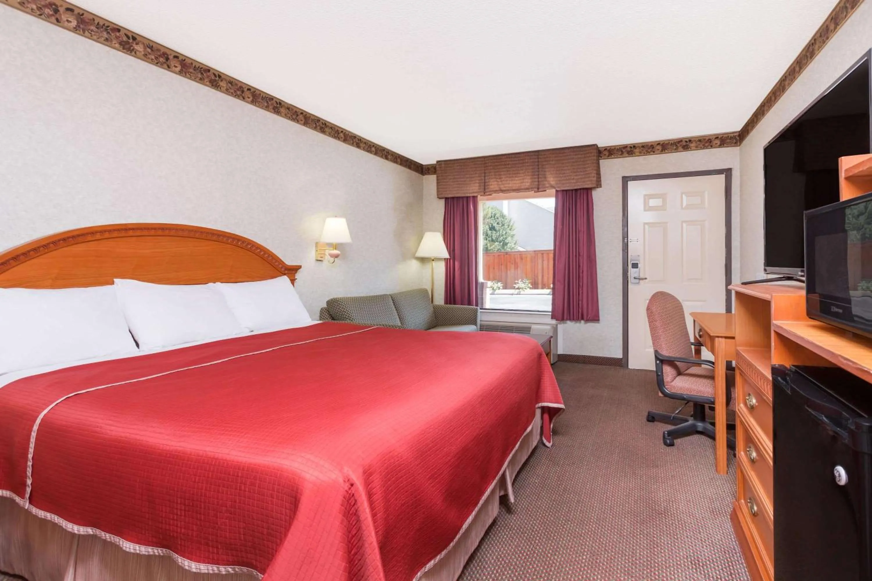 Photo of the whole room, Bed in Regency Inn & Suites-Hamilton Place