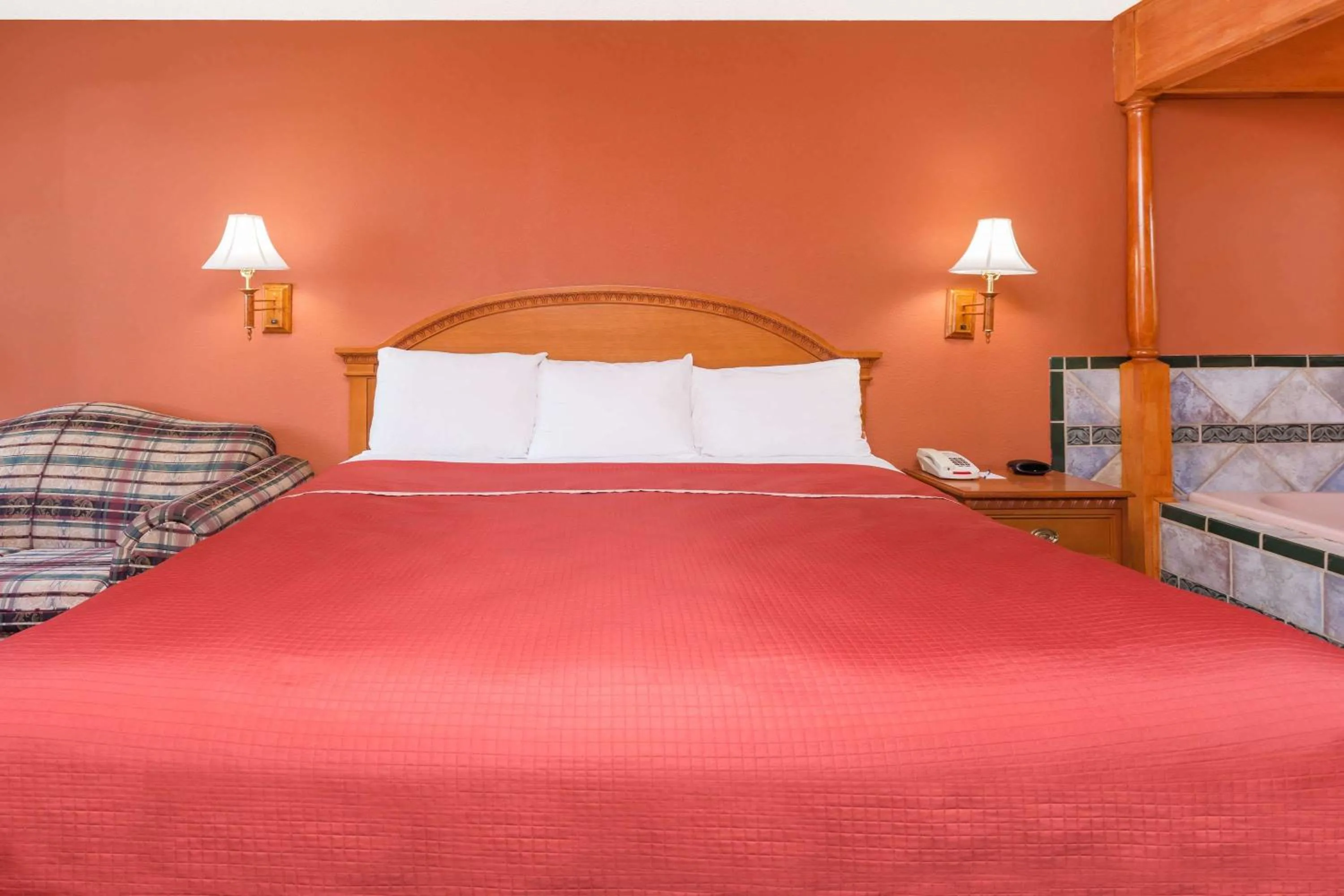 Photo of the whole room, Bed in Regency Inn & Suites-Hamilton Place