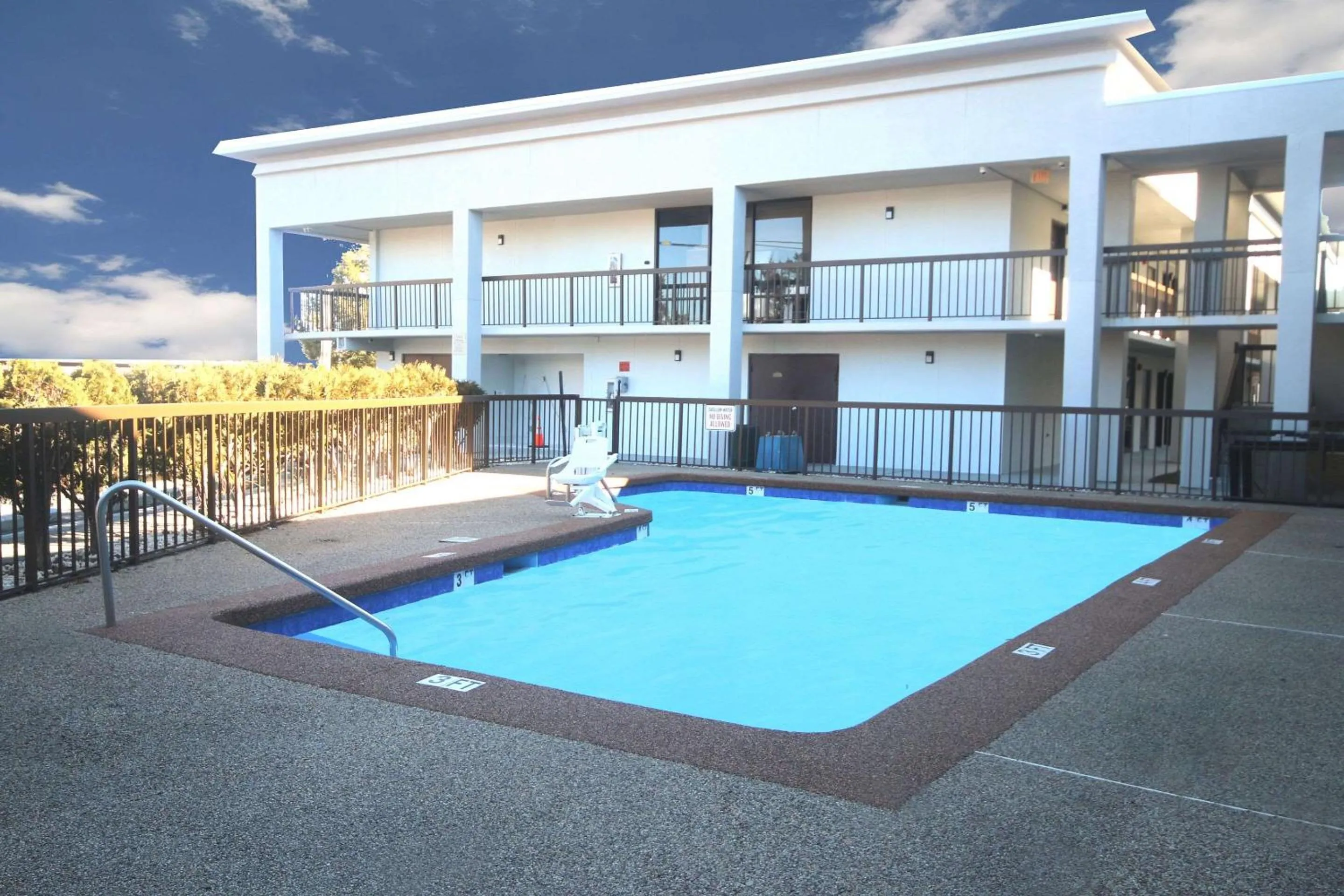 Swimming pool in Clarion Pointe Statesville