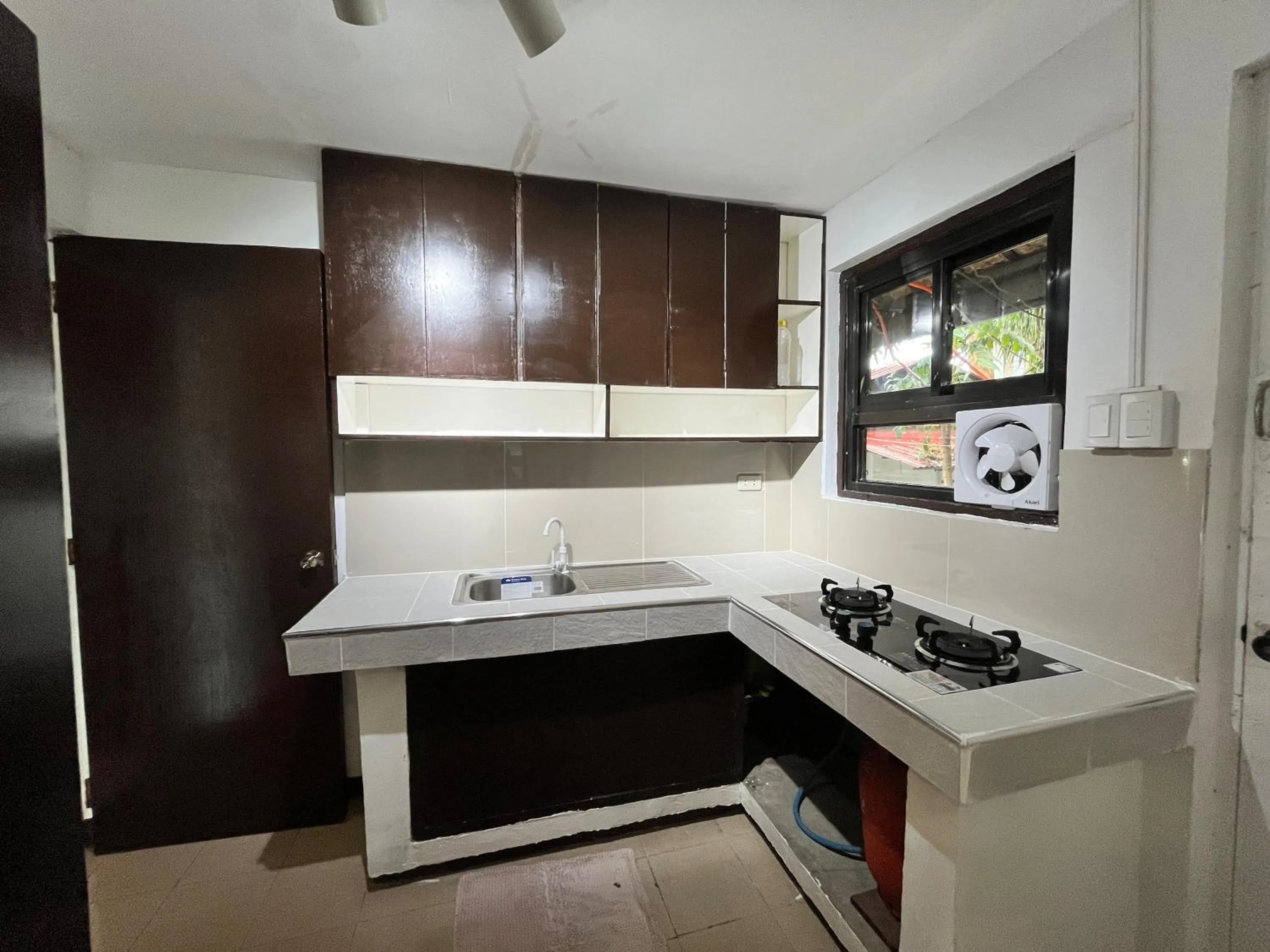 Kitchen or kitchenette in Villa Milagros Dive Inn Anilao