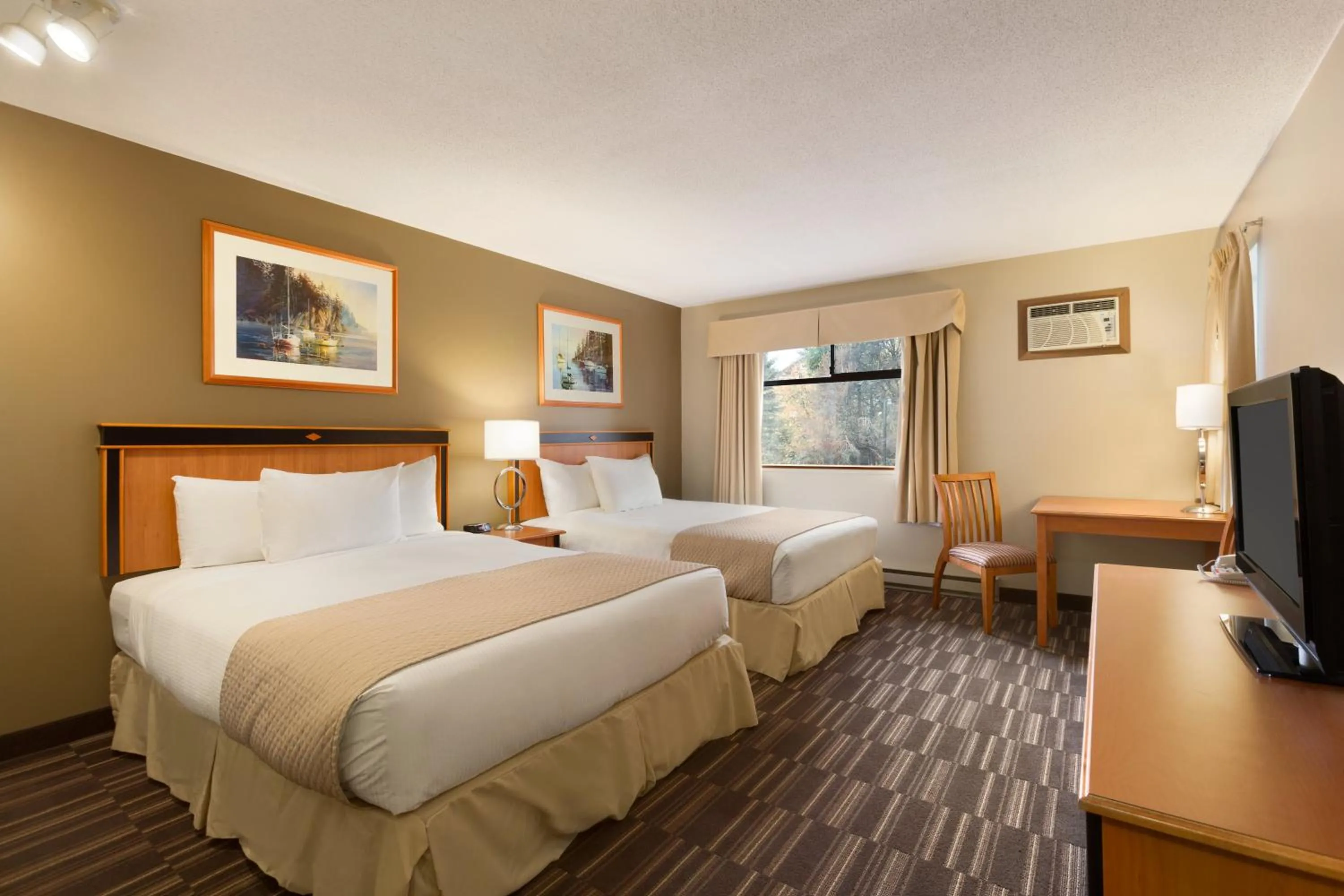 Photo of the whole room, Bed in Days Inn by Wyndham Nanaimo