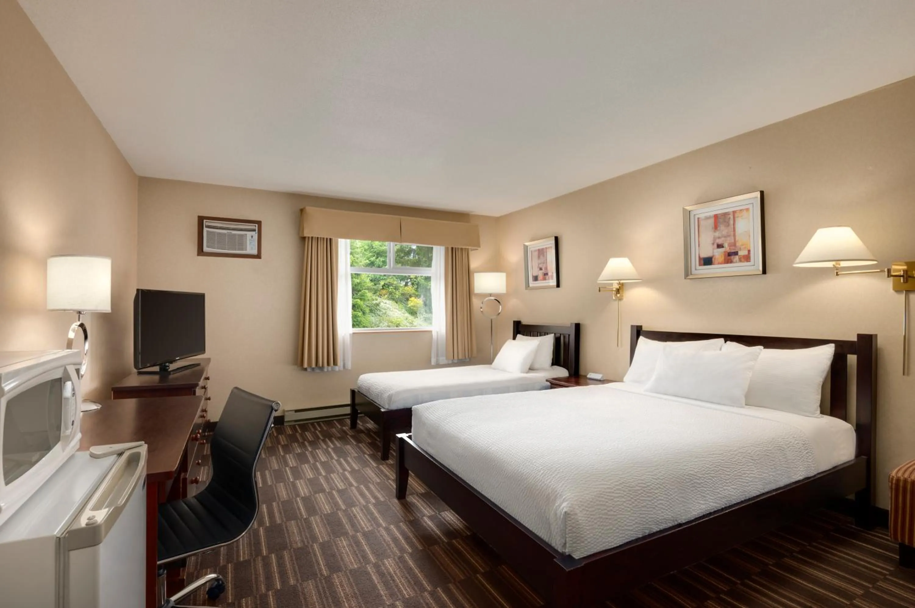 Photo of the whole room, Bed in Days Inn by Wyndham Nanaimo