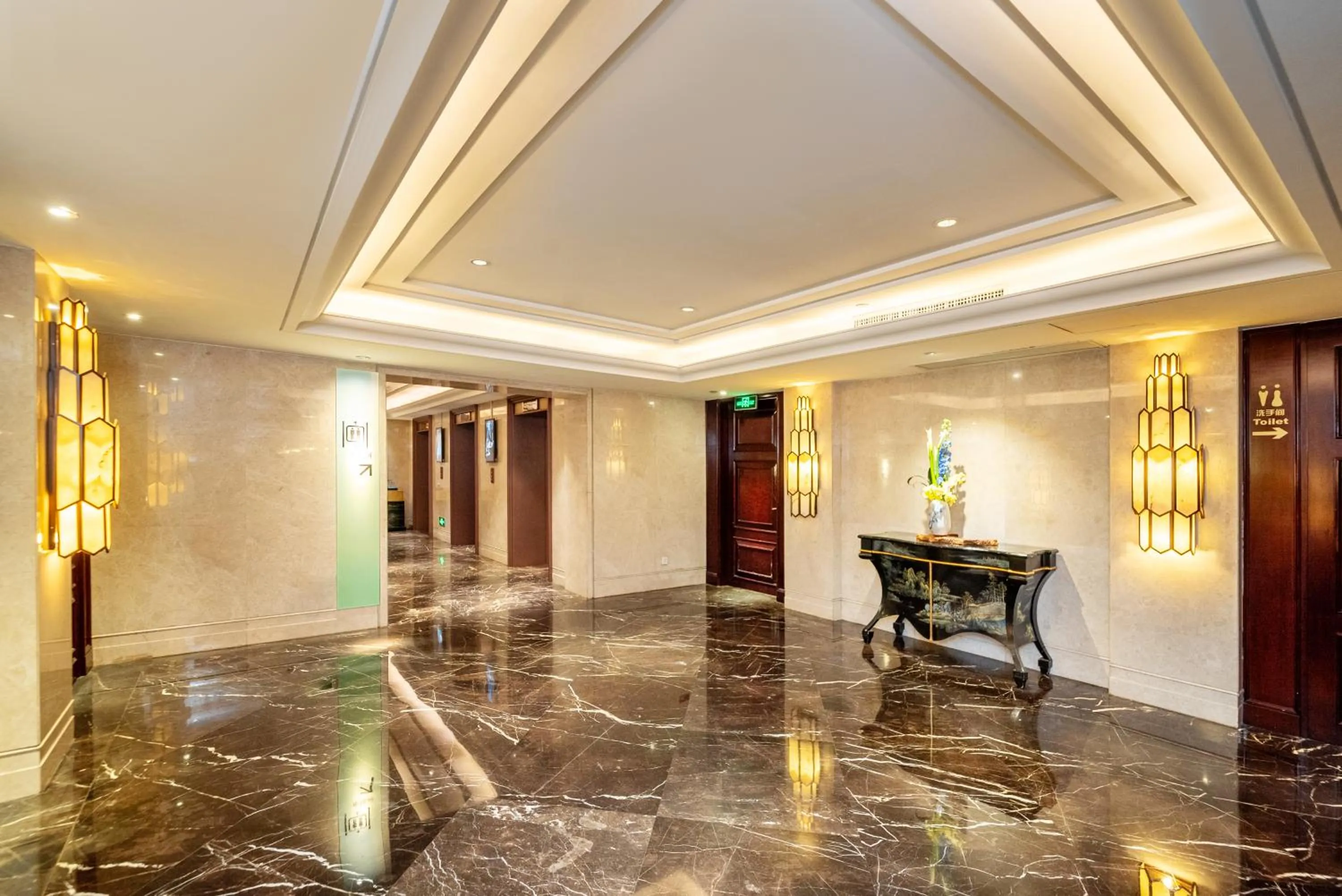 Lobby or reception in GuangDong Hotel Shanghai - Free Self-service Laundry