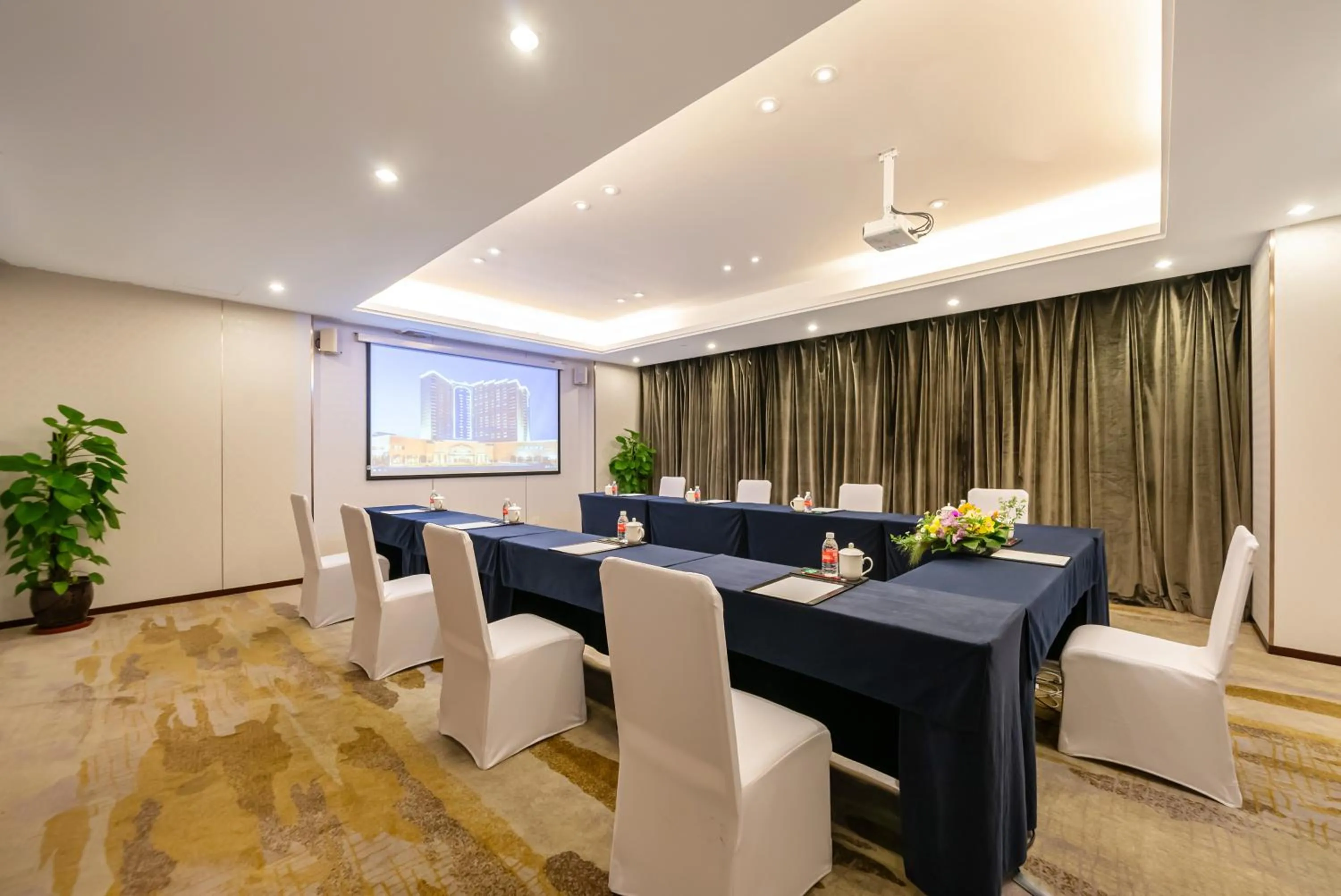 Meeting/conference room in GuangDong Hotel Shanghai - Free Self-service Laundry
