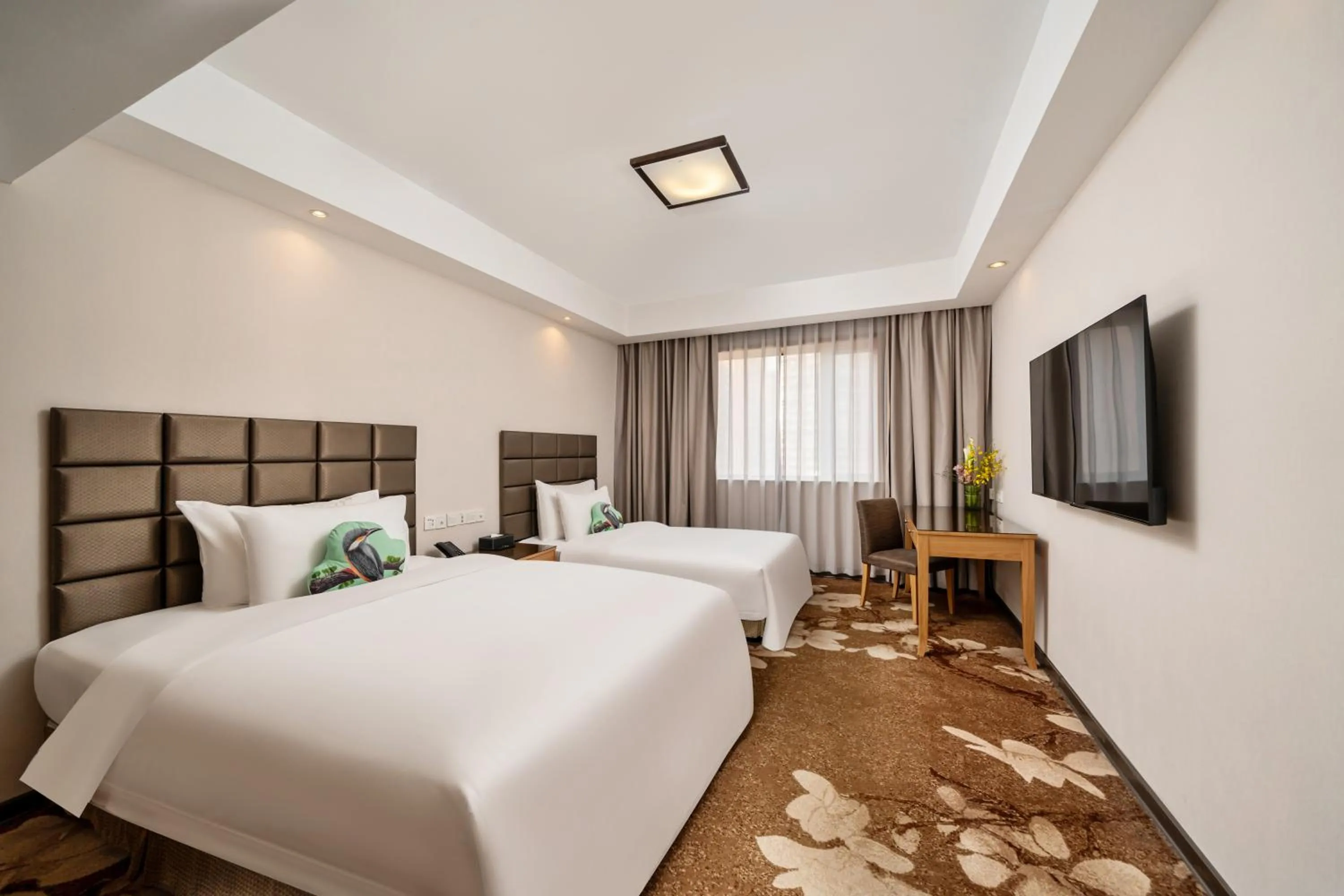 Bed in GuangDong Hotel Shanghai - Free Self-service Laundry