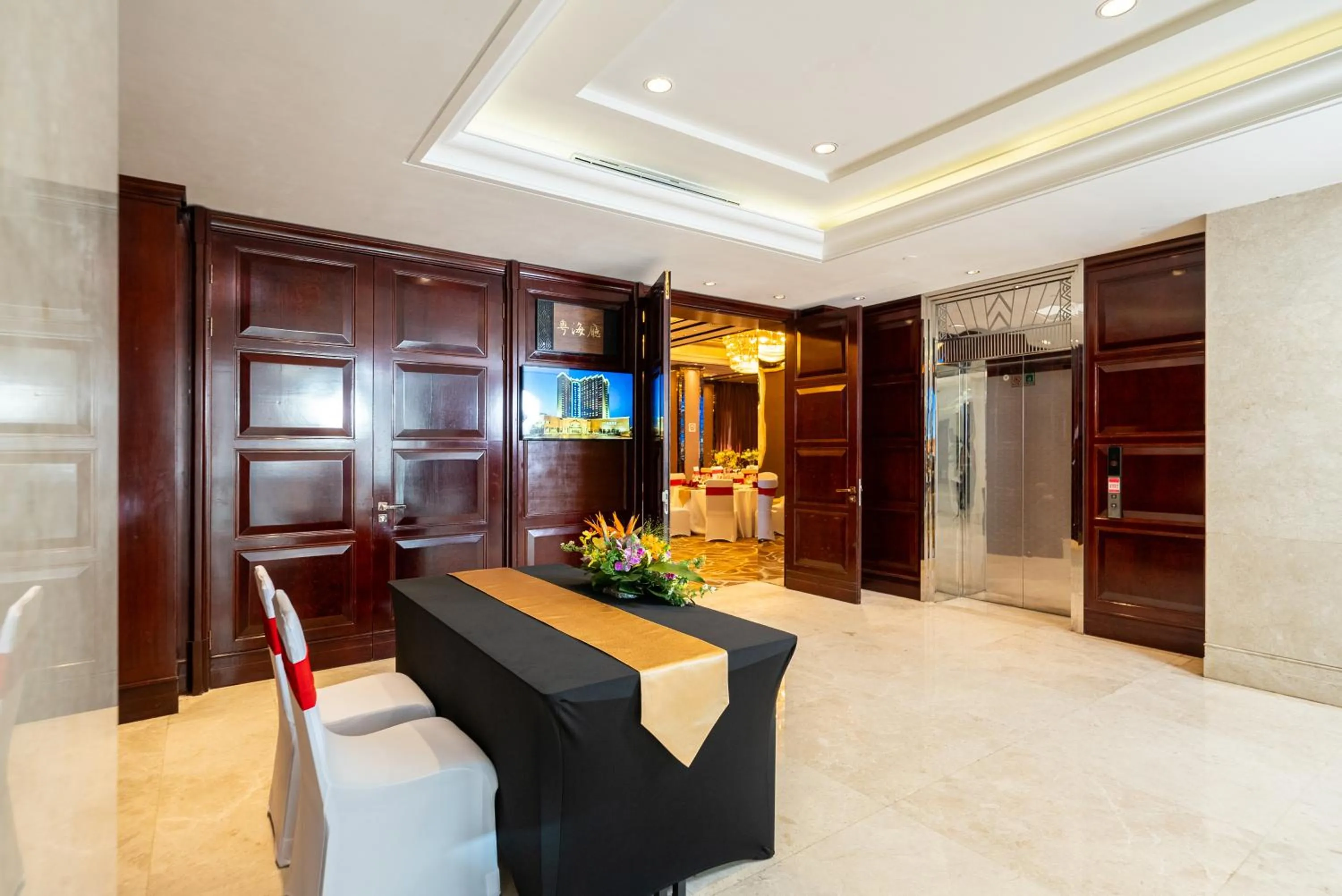 Meeting/conference room in GuangDong Hotel Shanghai - Free Self-service Laundry