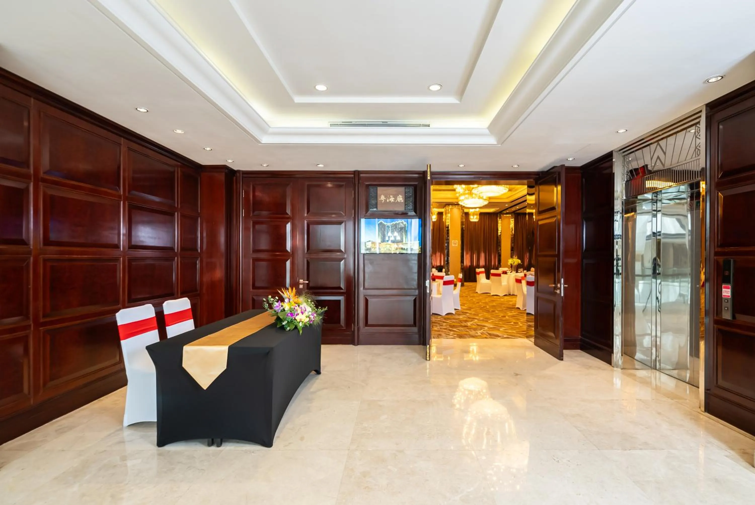 Meeting/conference room in GuangDong Hotel Shanghai - Free Self-service Laundry