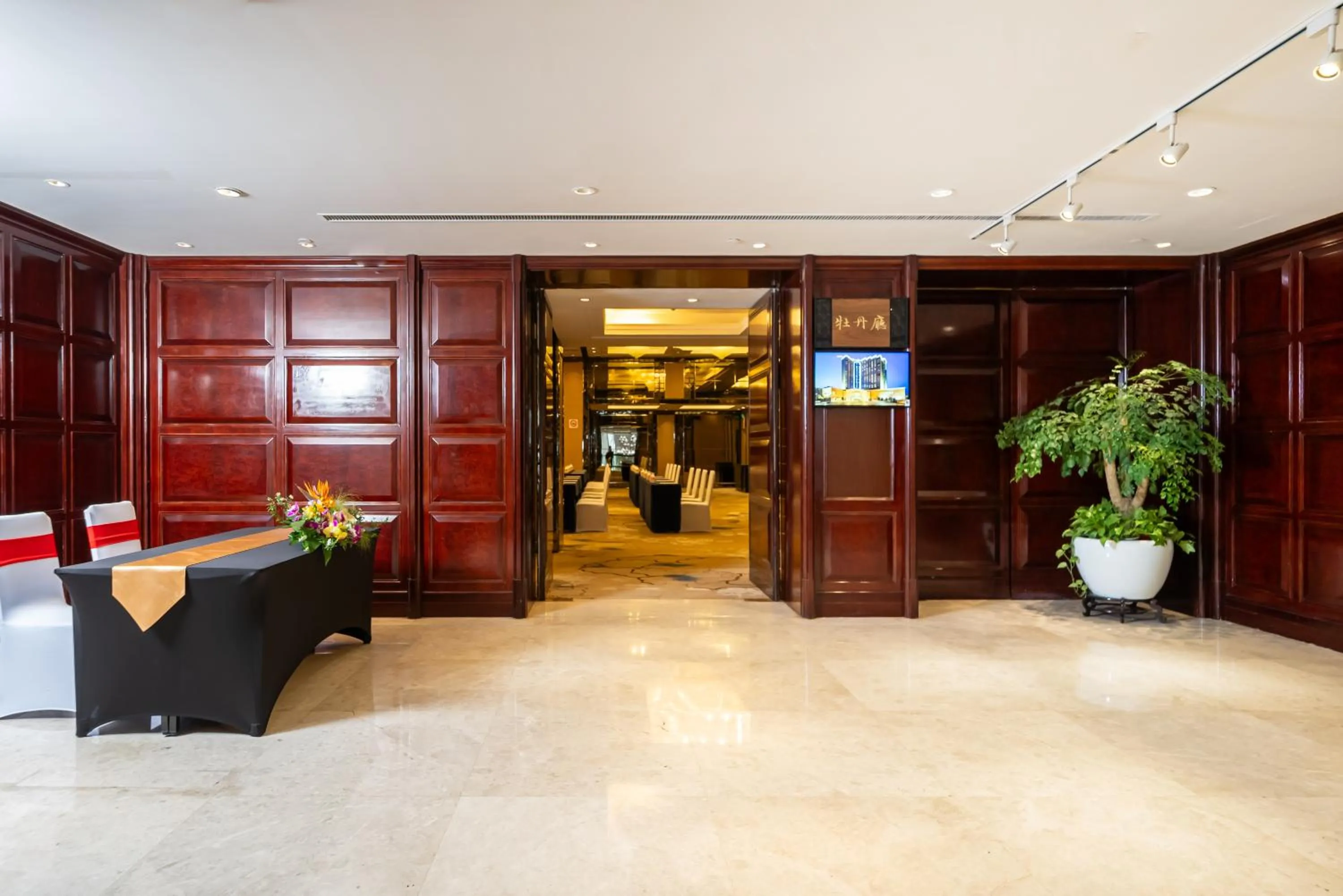 Meeting/conference room in GuangDong Hotel Shanghai - Free Self-service Laundry