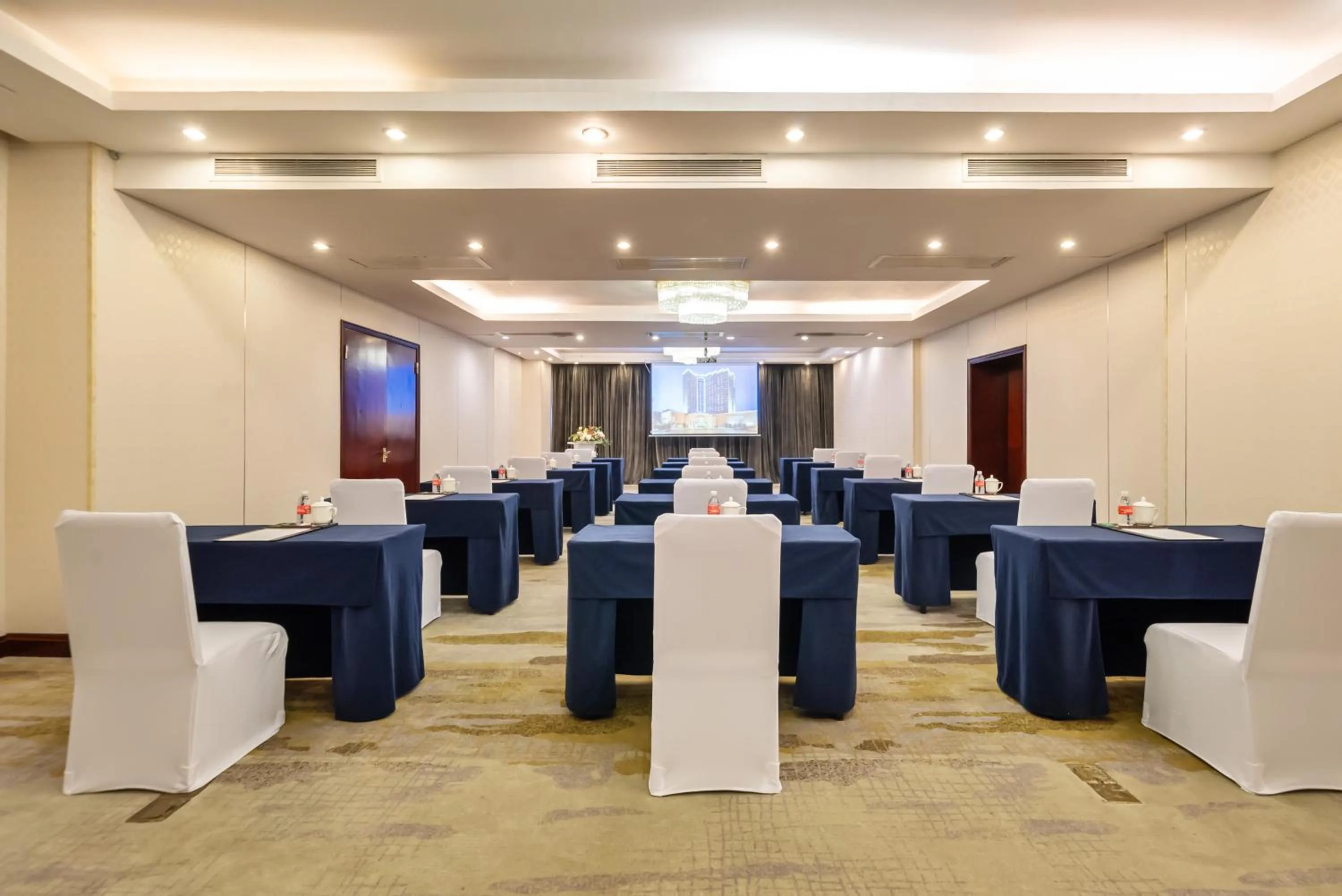 Meeting/conference room in GuangDong Hotel Shanghai - Free Self-service Laundry