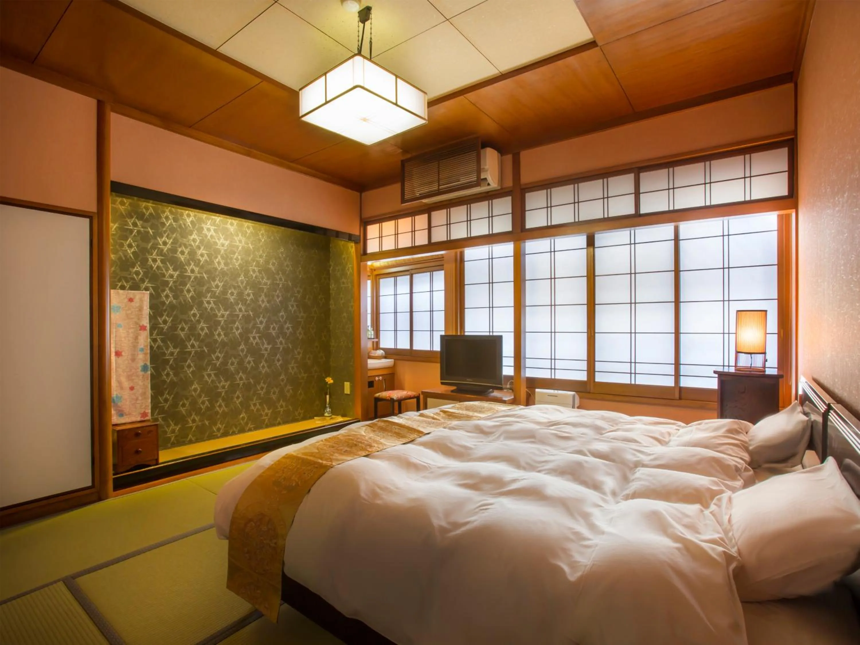 Photo of the whole room, Bed in Kinosaki Onsen Hanakouji Saigetsu