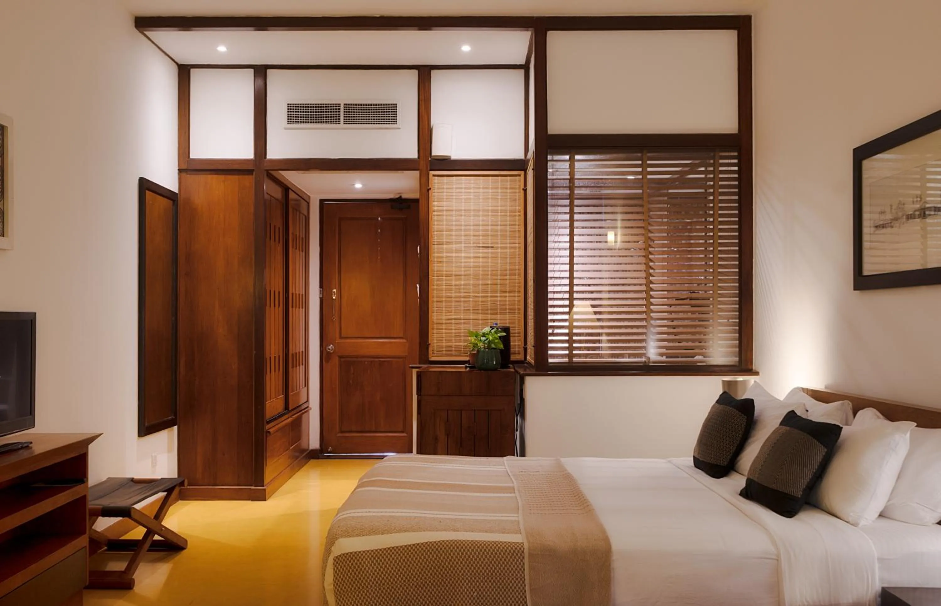 Bed in The Blue Water - Geoffrey Bawa Heritage Resort Hotel