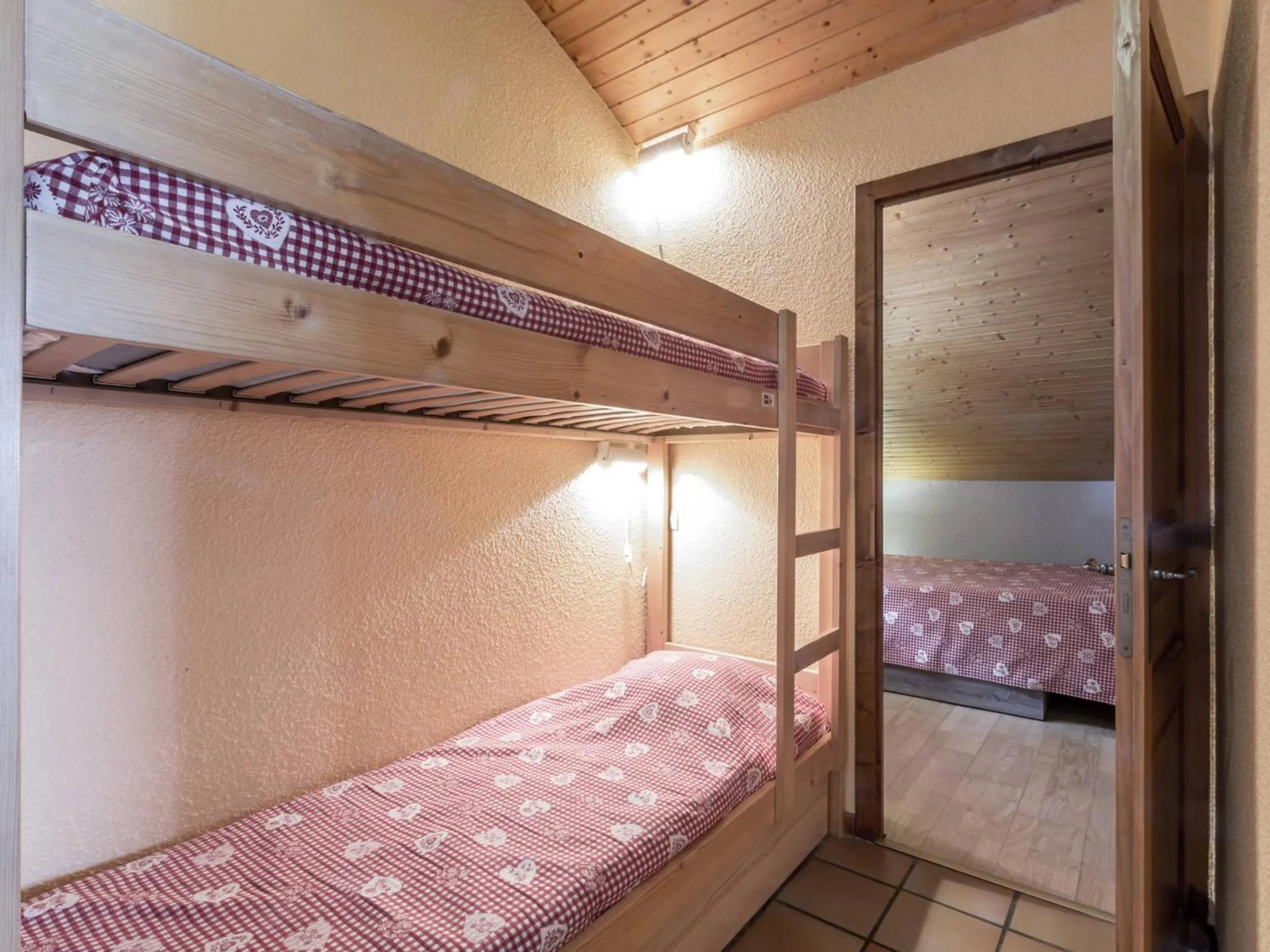 Bed in Charmant 2 pièces avec cheminée, près des pistes, garage inclus - FR-1-304-85