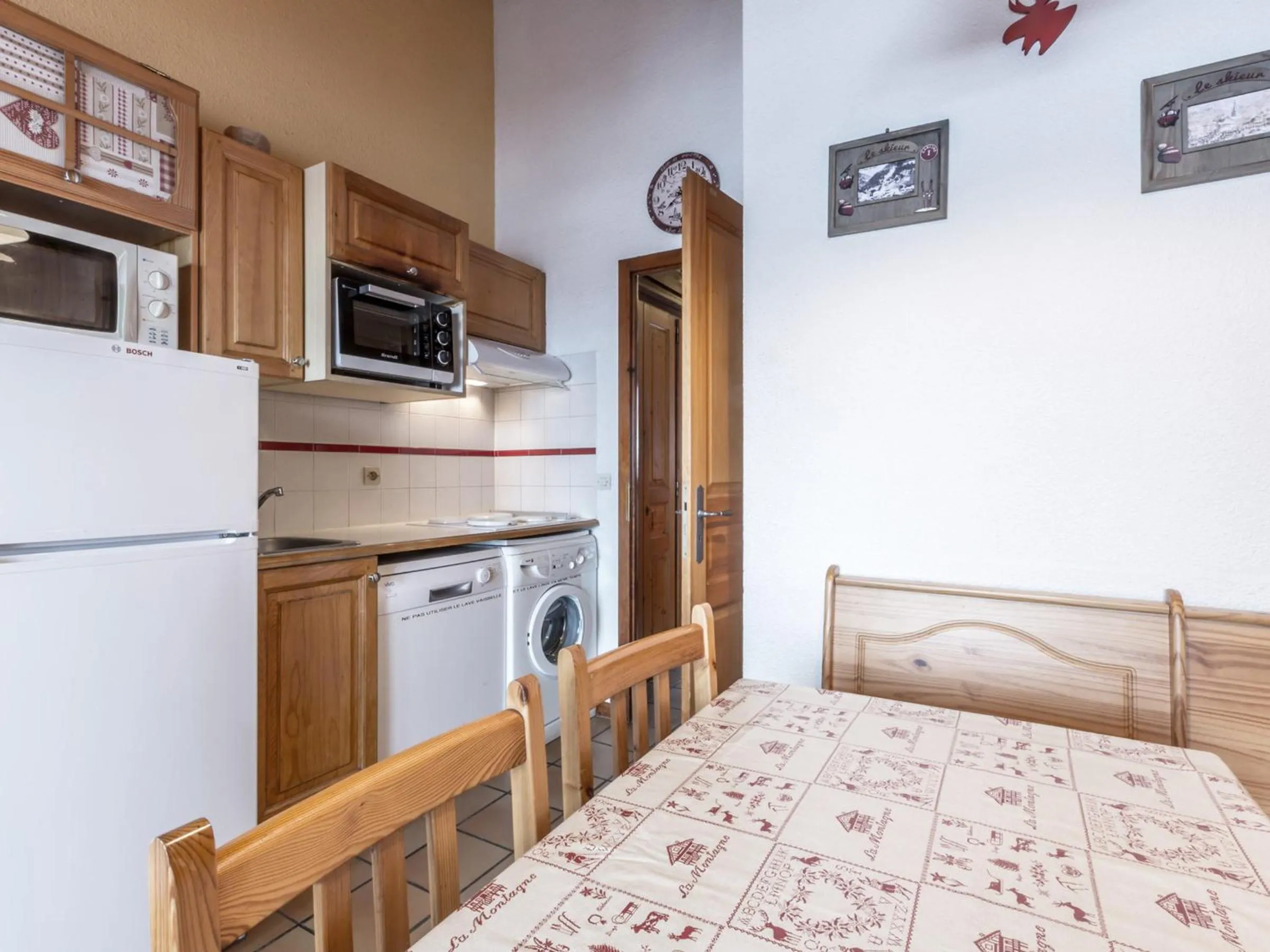 Bed in Charmant 2 pièces avec cheminée, près des pistes, garage inclus - FR-1-304-85