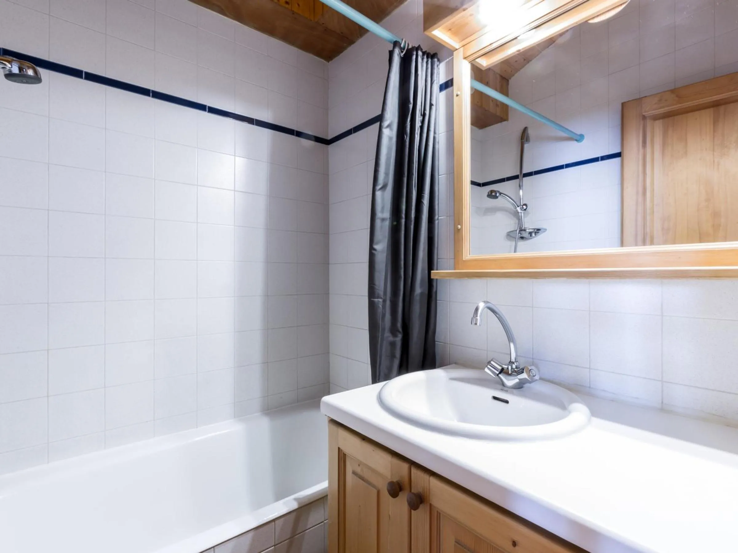 Charmant 2 pièces avec cheminée, près des pistes, garage inclus - FR-1-304-85