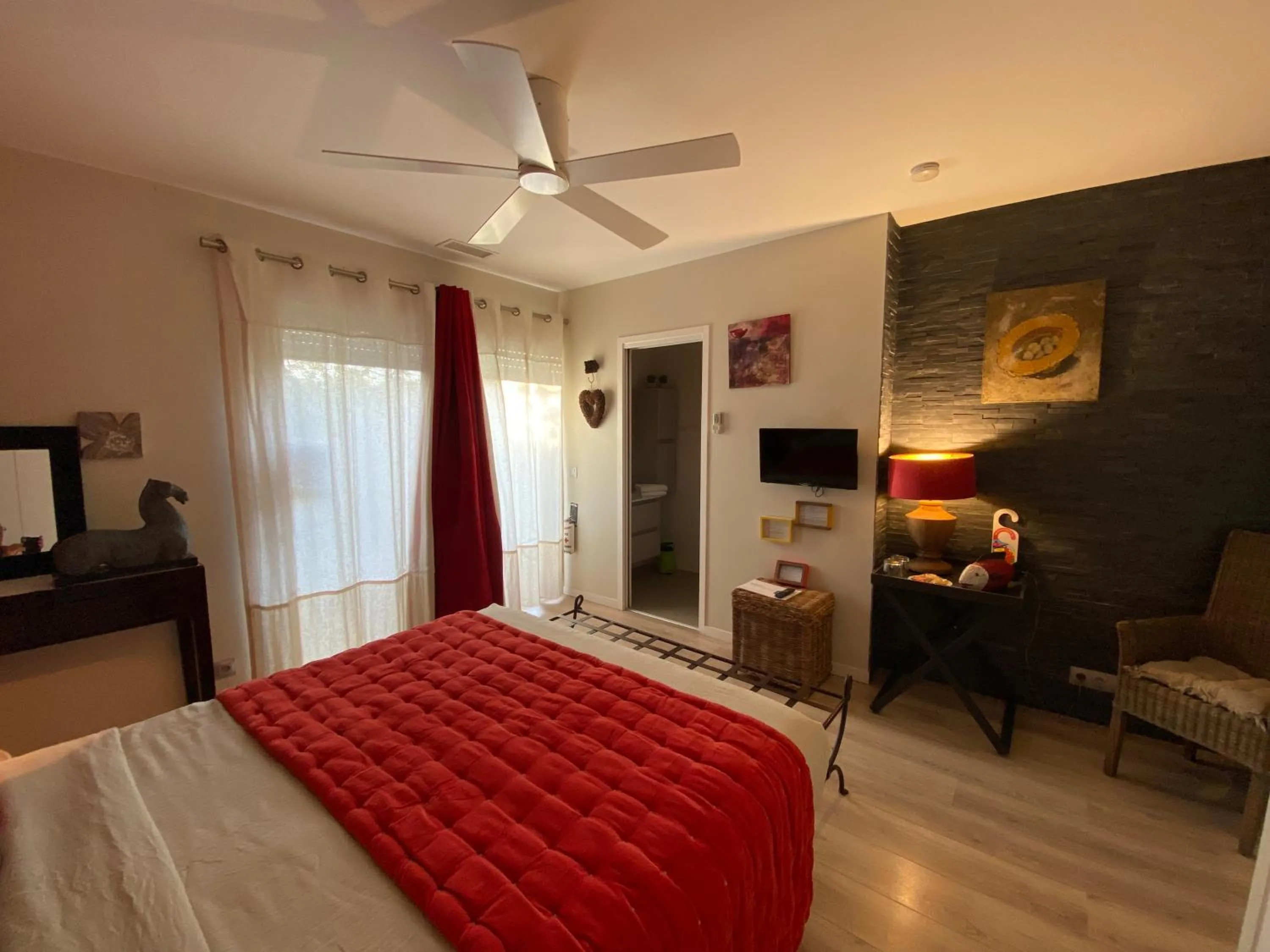 Photo of the whole room, Bed in Escapades Lointaines