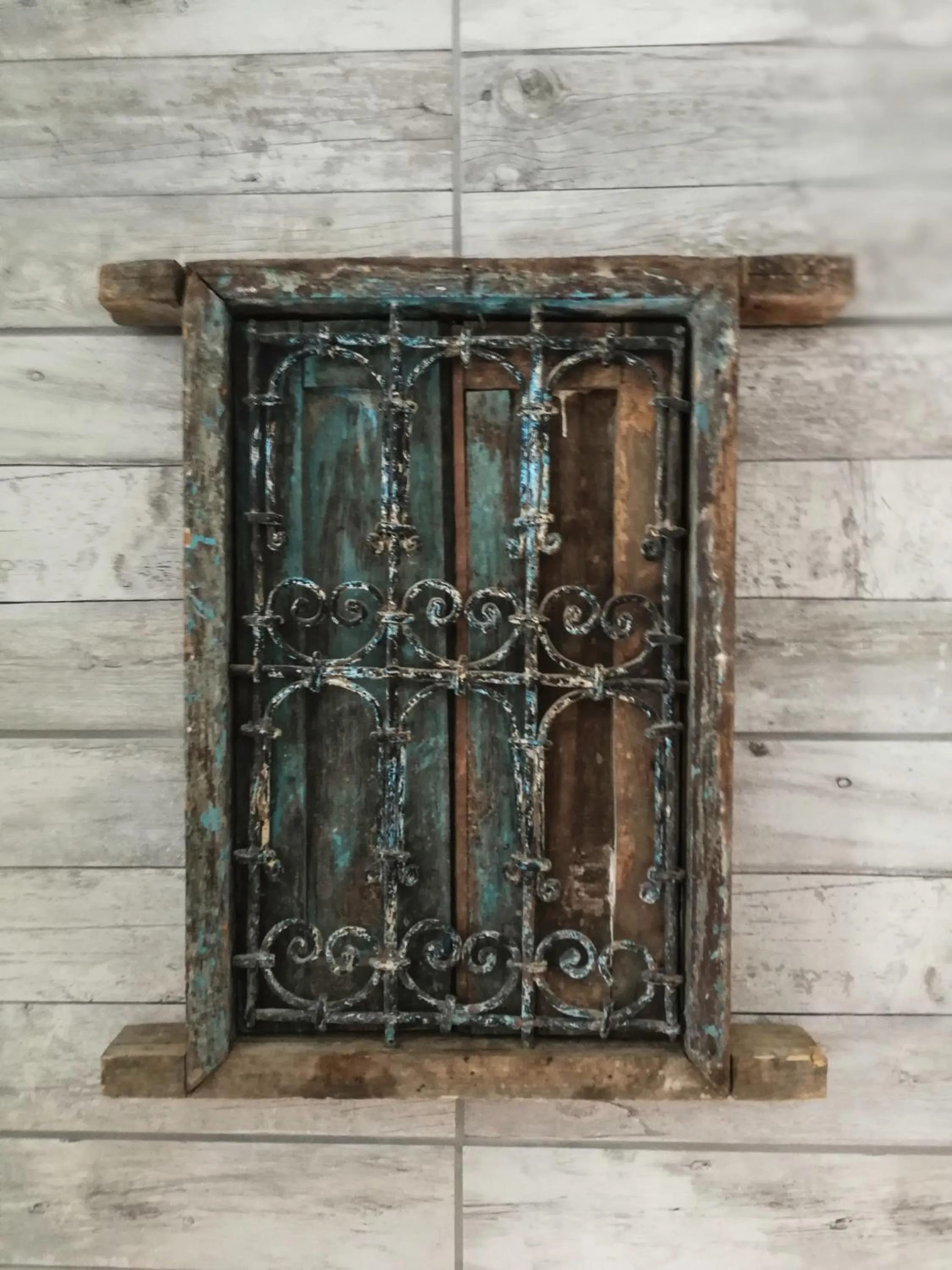 Decorative detail in Escapades Lointaines