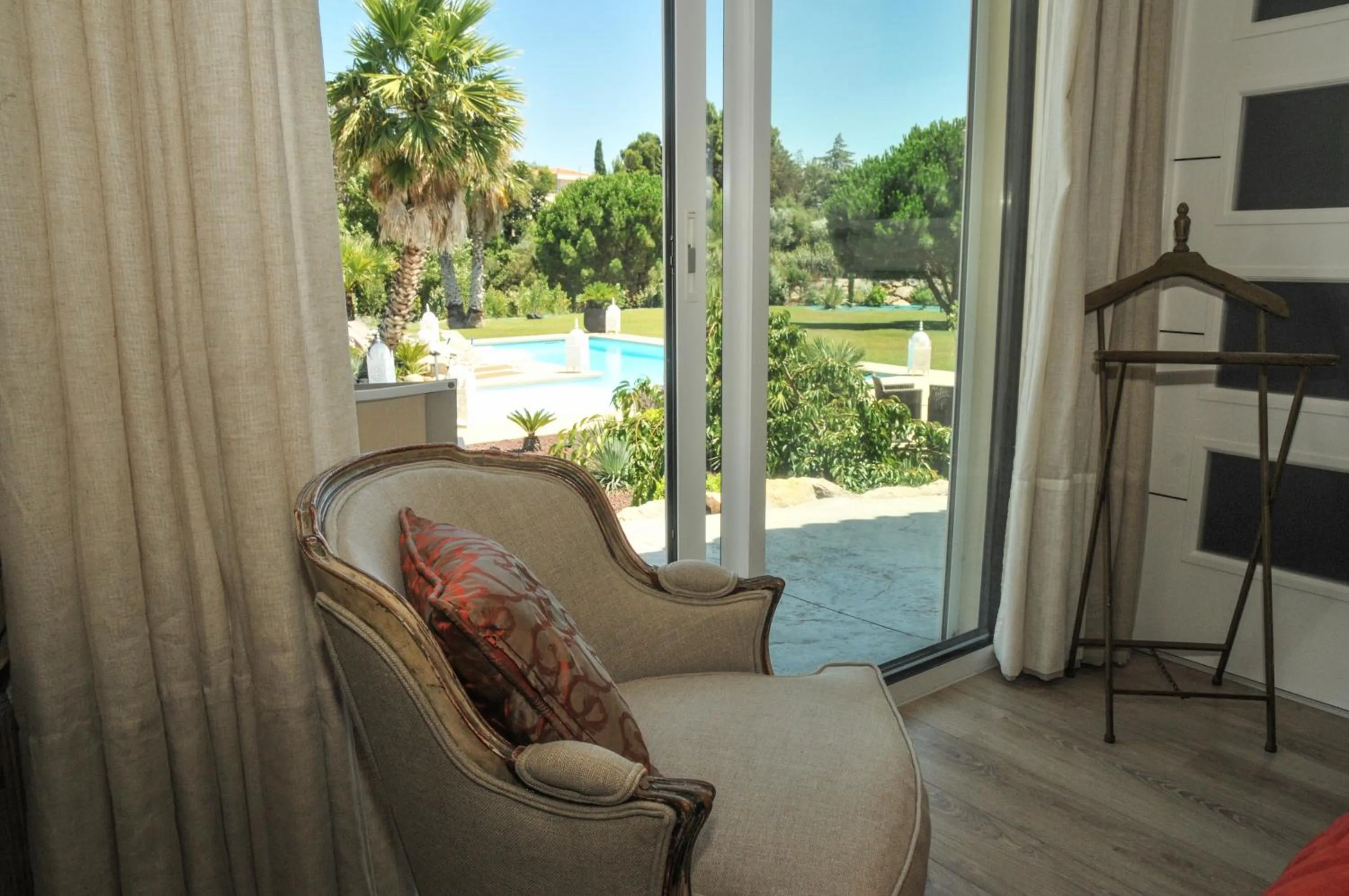 Pool view in Escapades Lointaines