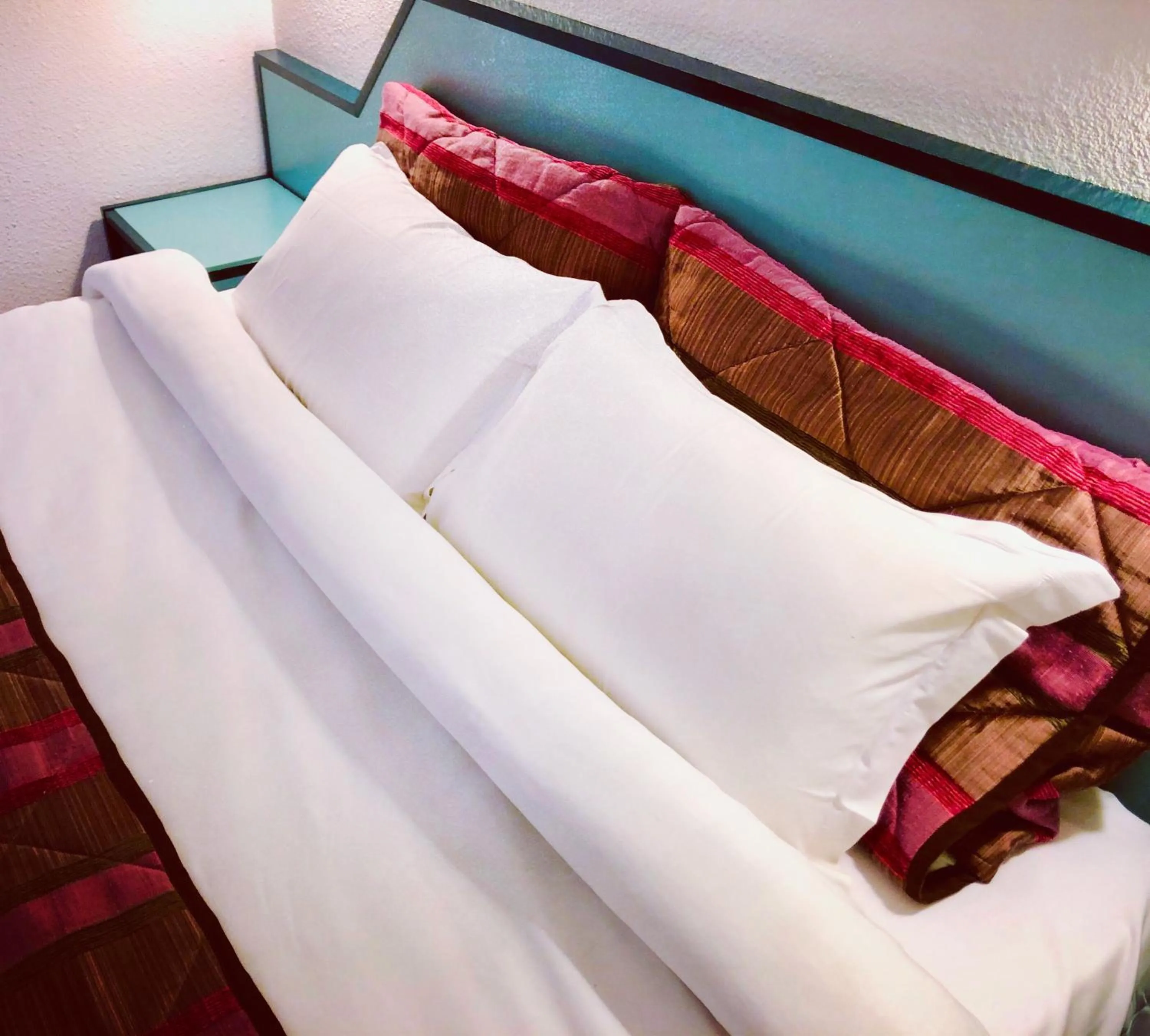 Staff, Bed in Le Relais de Voisins