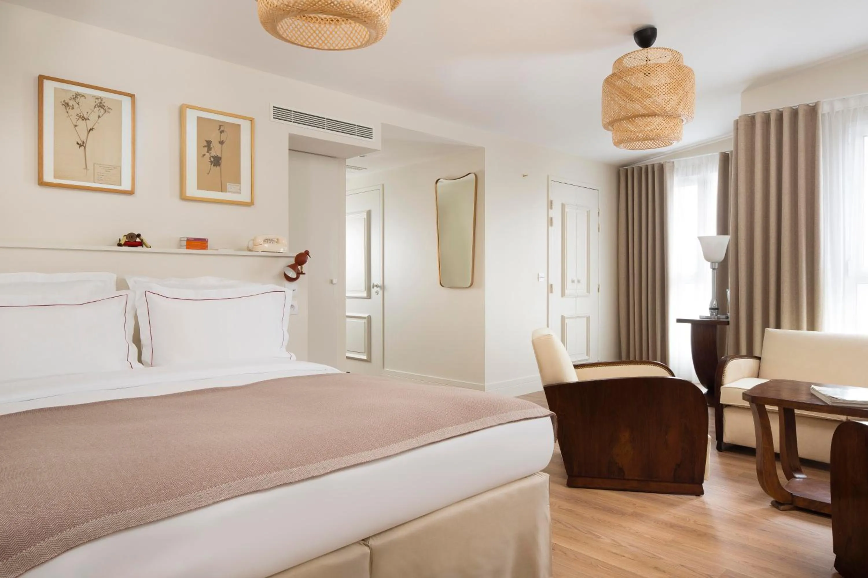 Shower in Hôtel Céleste Batignolles Montmartre