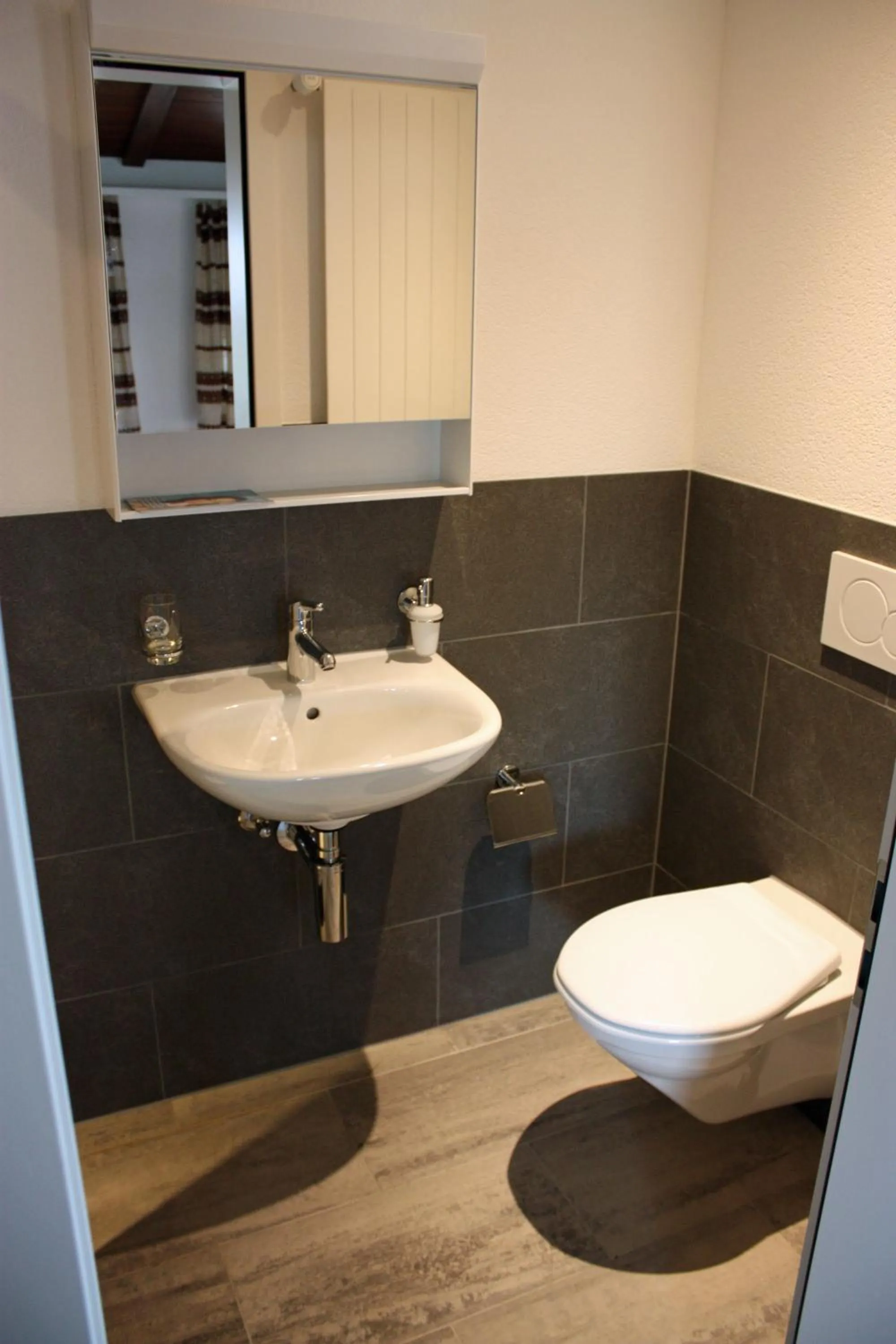 Shower in Hotel Koi-Gartenteich