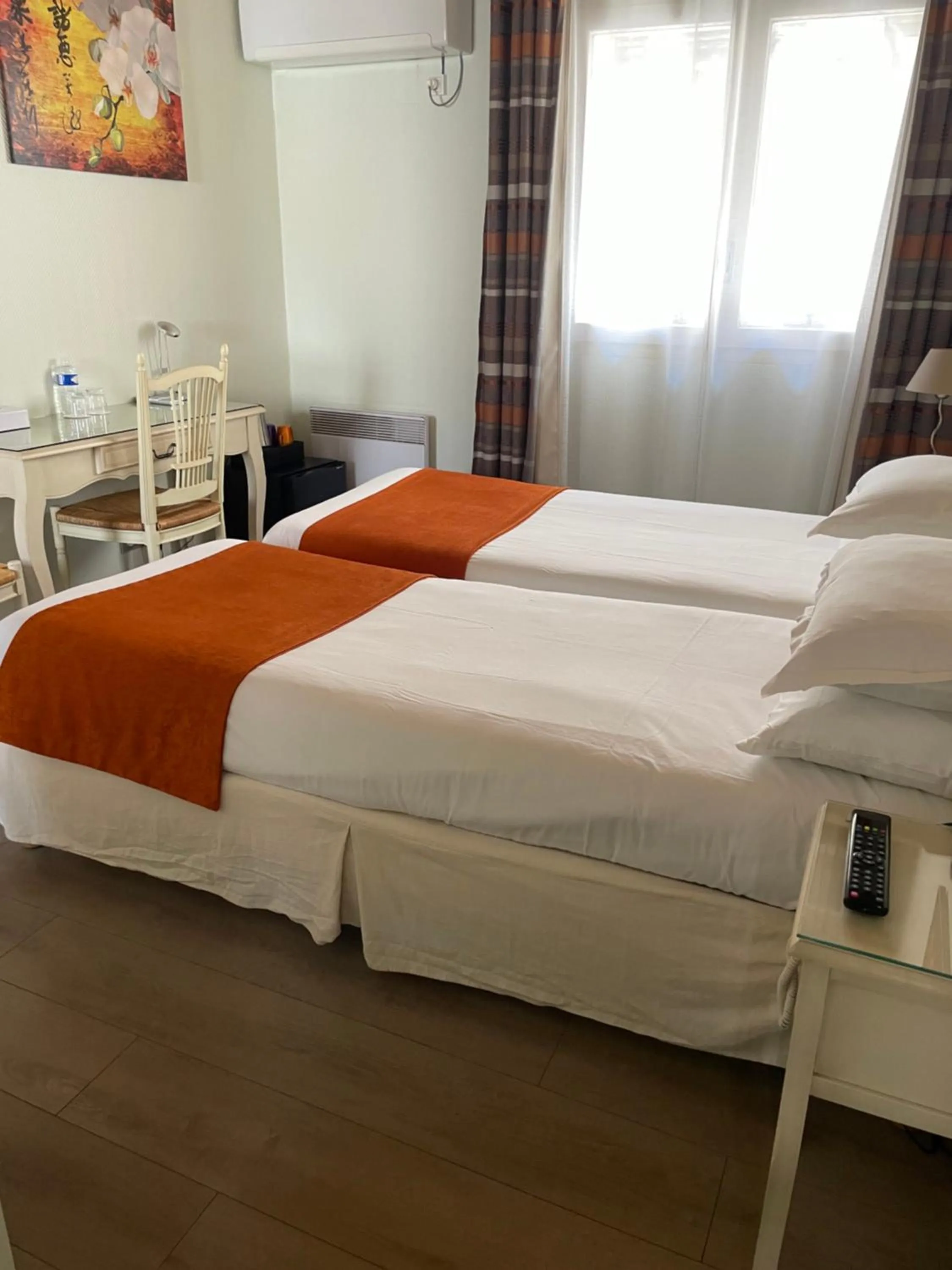 Bed in Hôtel Le Médiéval Palais des Papes