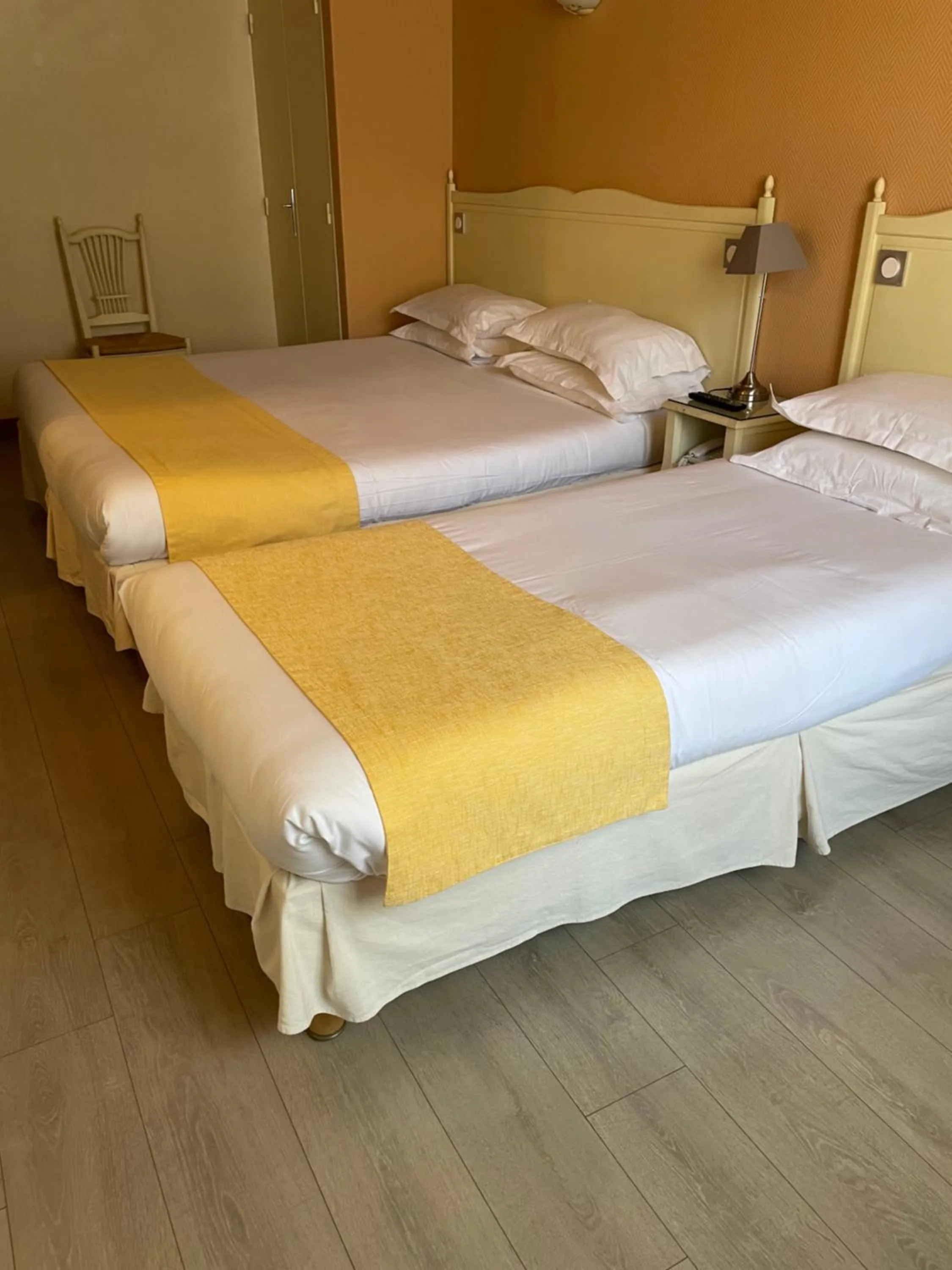 Bed in Hôtel Le Médiéval Palais des Papes