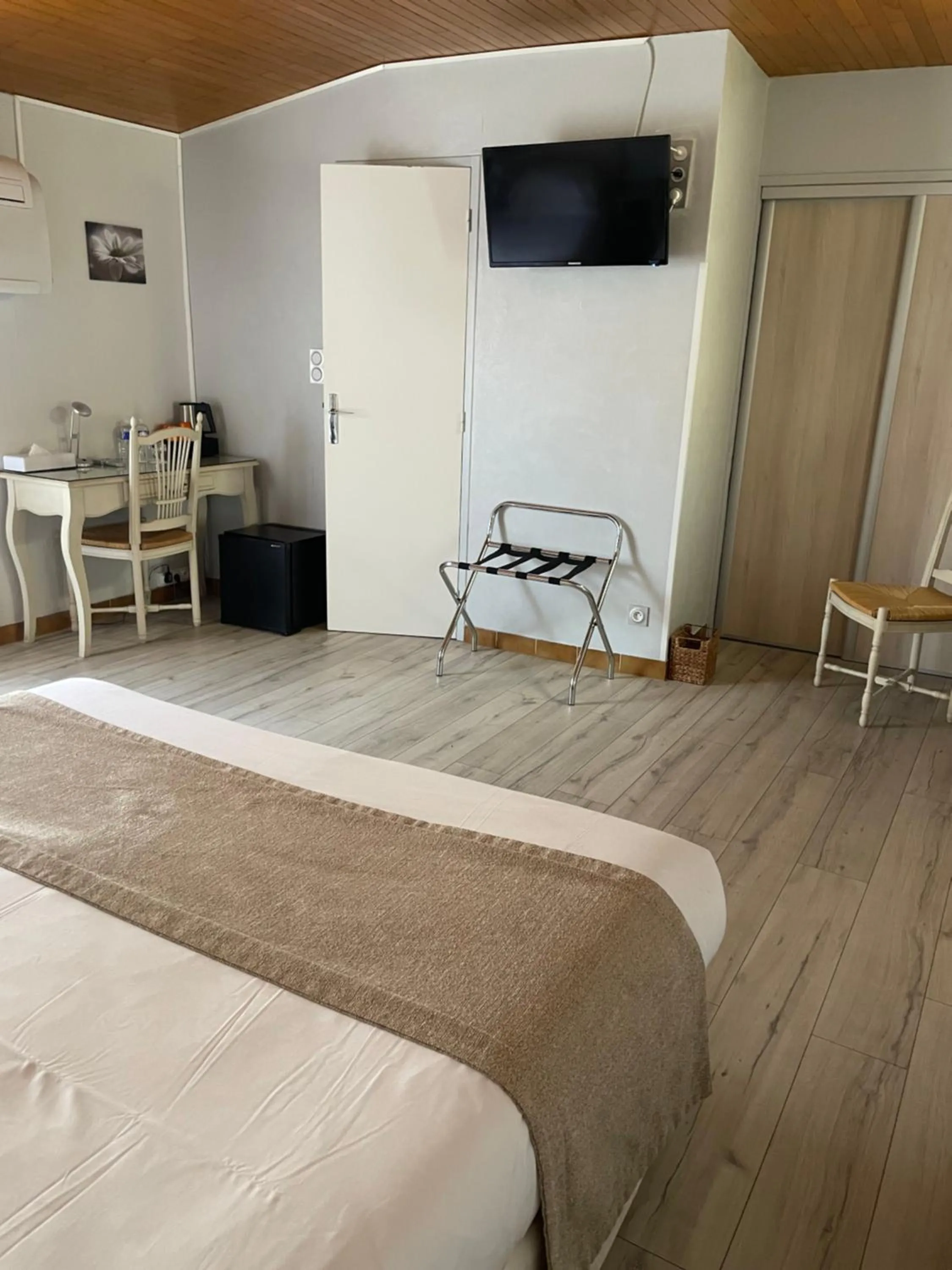 Photo of the whole room, Bed in Hôtel Le Médiéval Palais des Papes