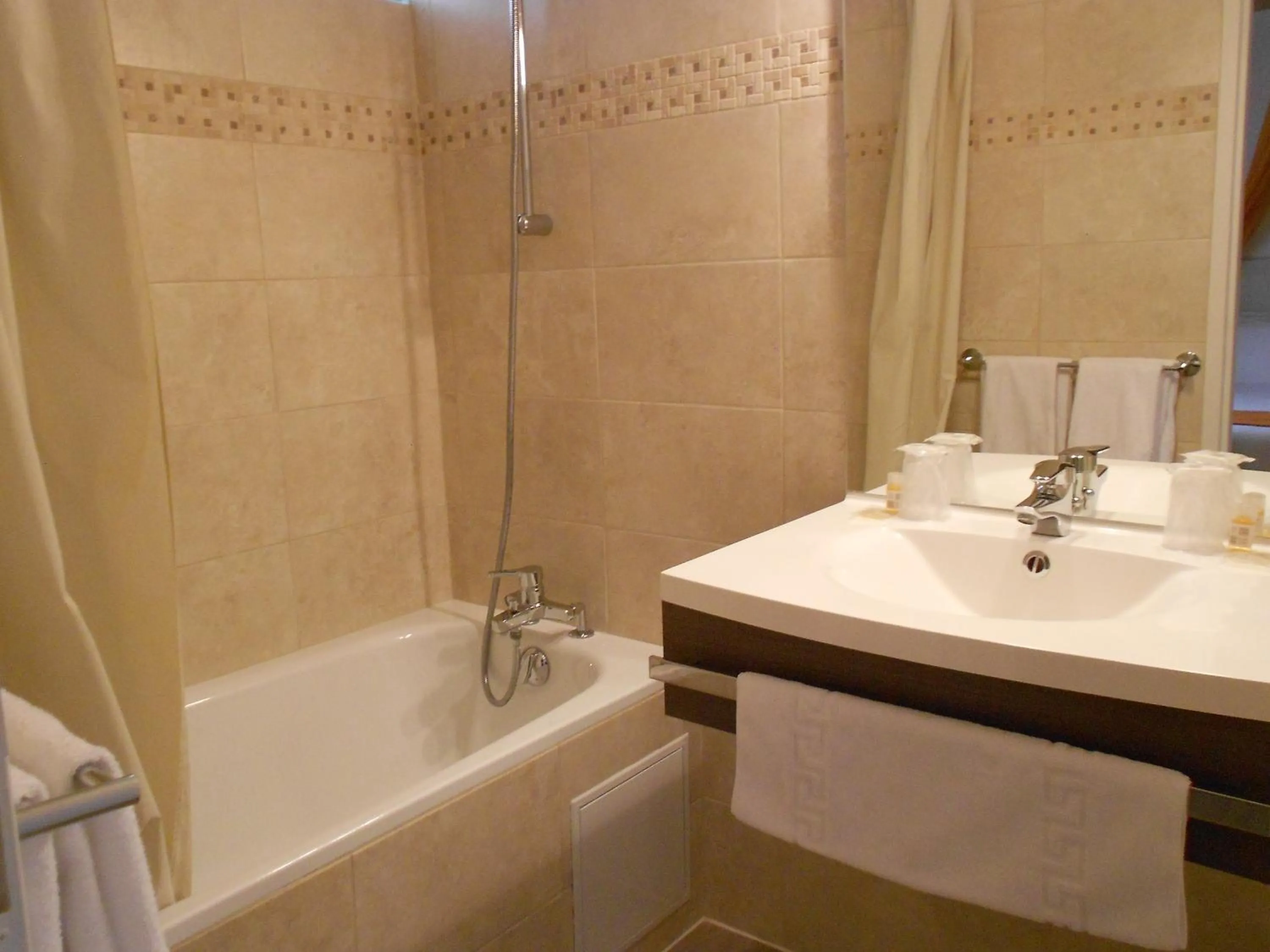 Bathroom in Hôtel Le Médiéval Palais des Papes