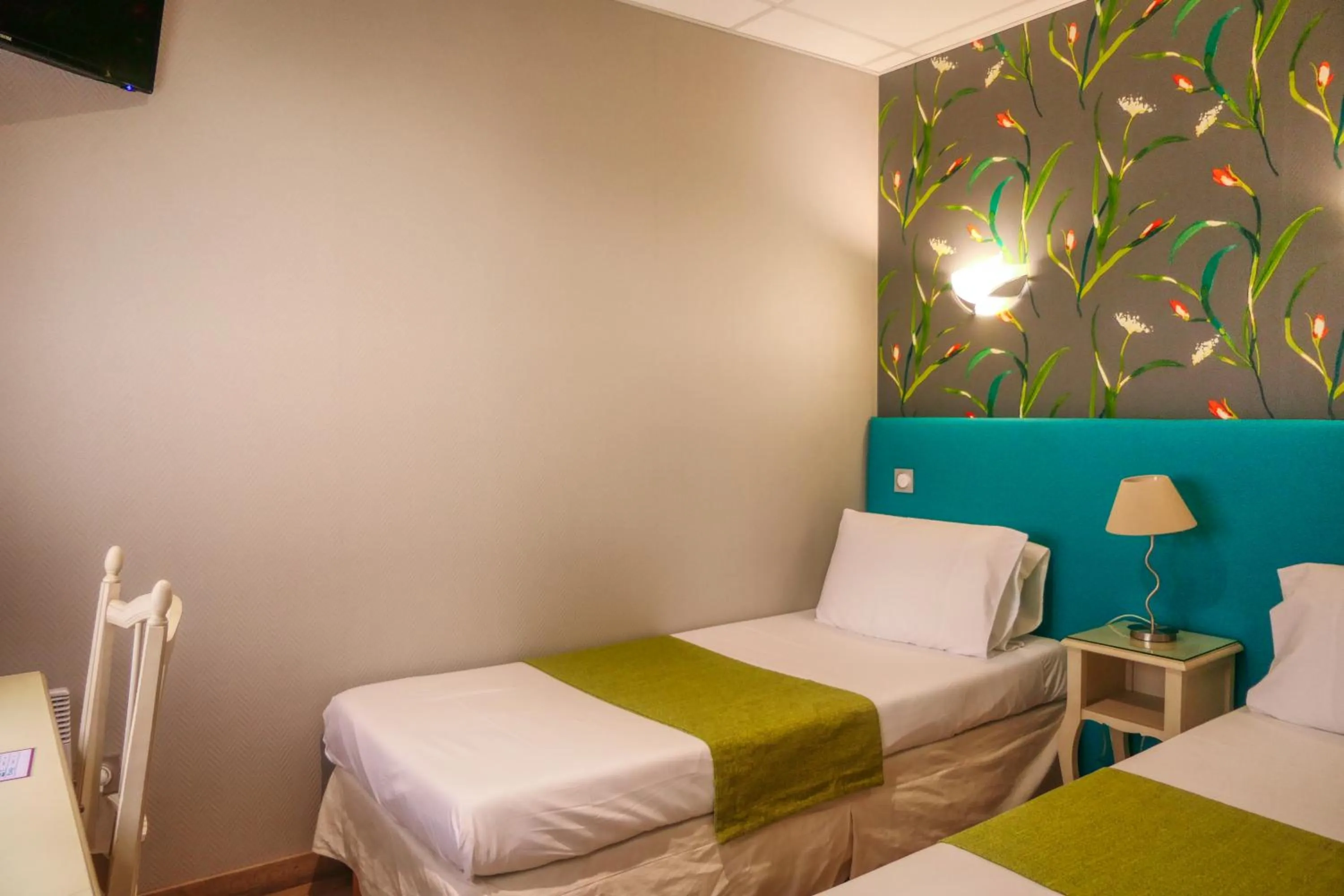 Bed in Hôtel Le Médiéval Palais des Papes