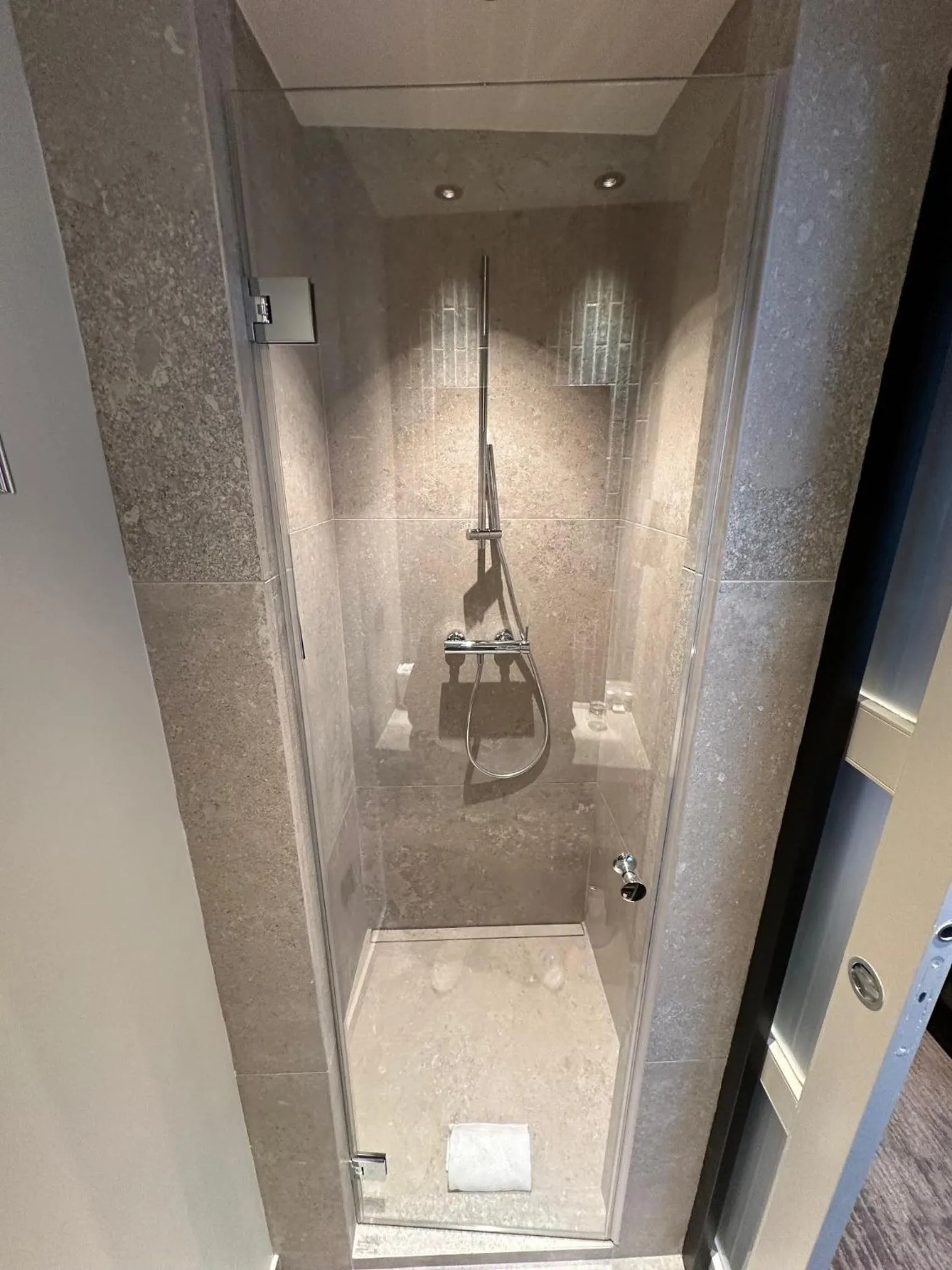 Bathroom in Hôtel Le Médiéval Palais des Papes