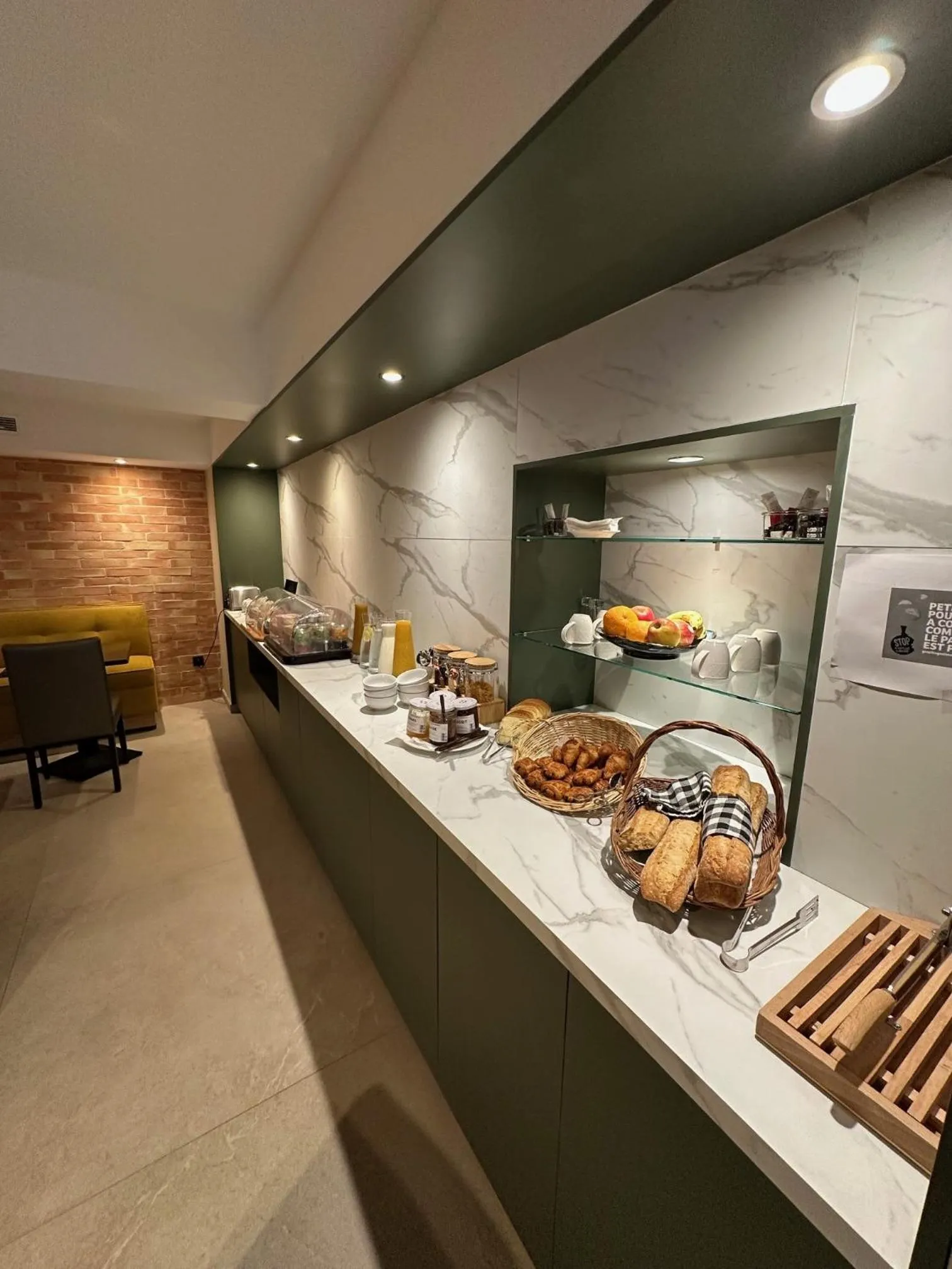 Buffet breakfast in Hôtel Le Médiéval Palais des Papes